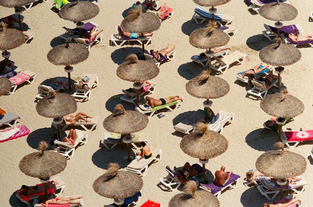 Peau bronzée sublimée au monoï dans un décor paradisiaque