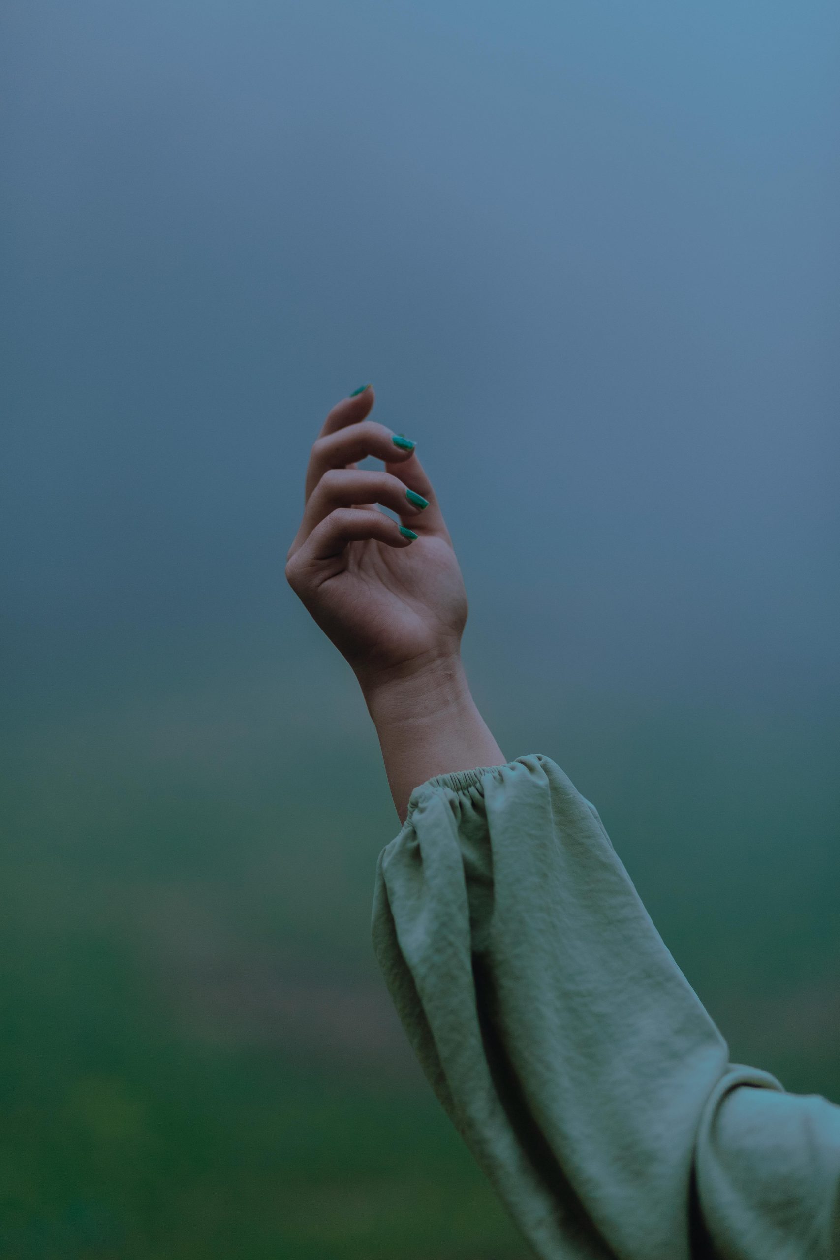 Nail art vert foncé tendance intemporelle