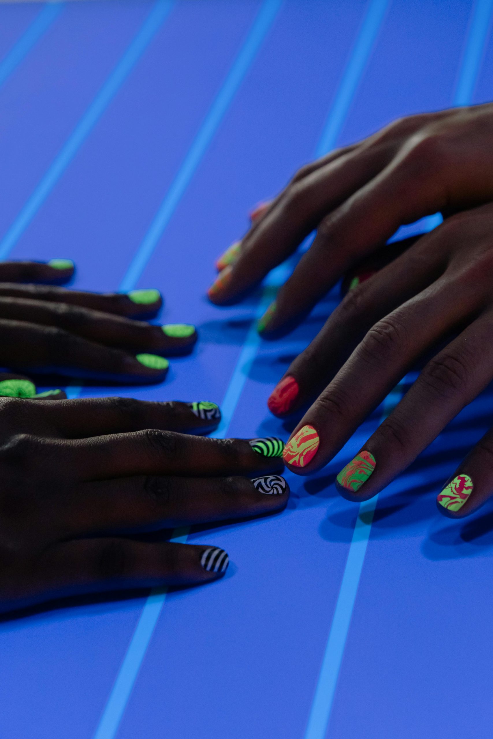 Ongle fluo neon tendance