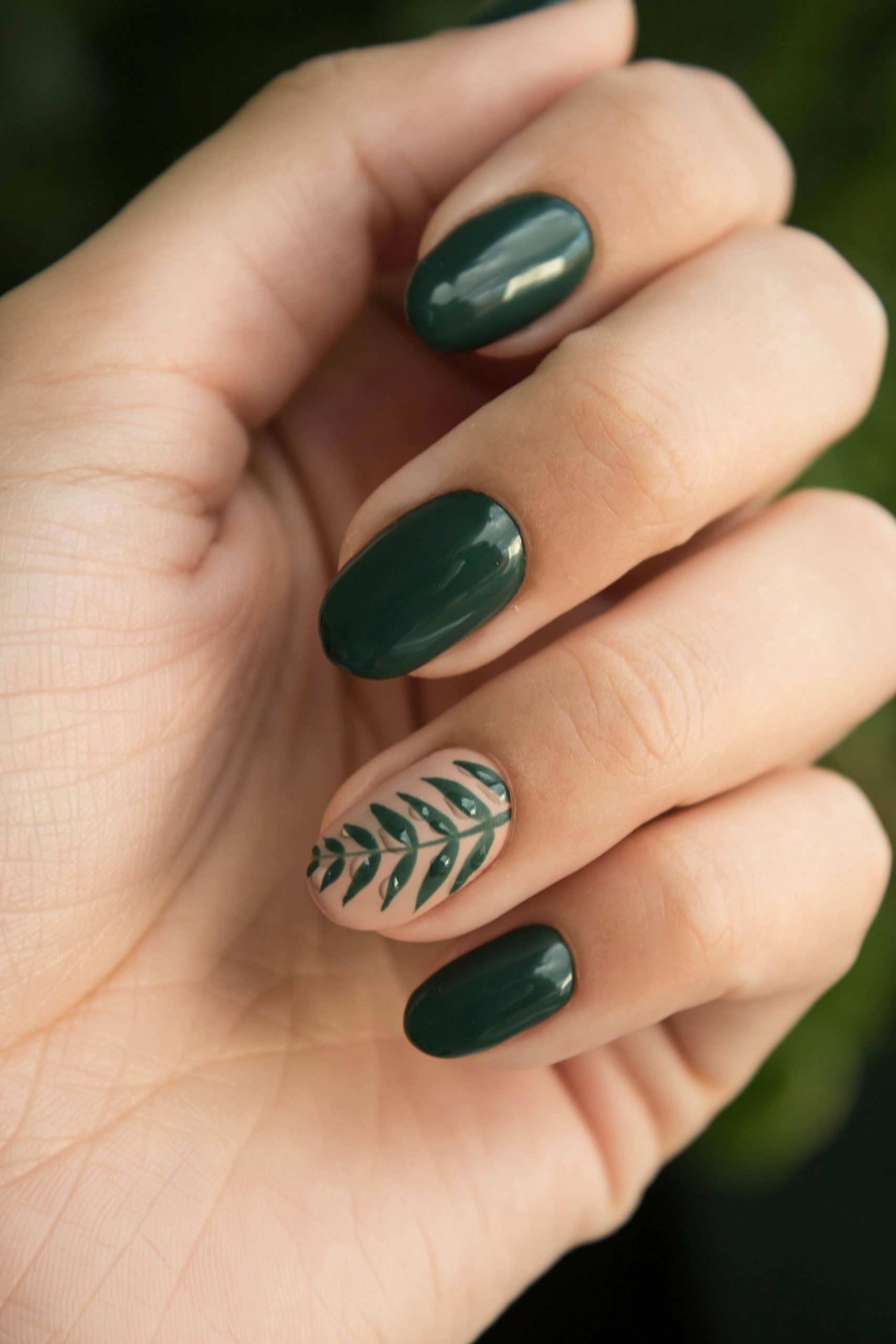 Tendance nail art vert foncé sublime