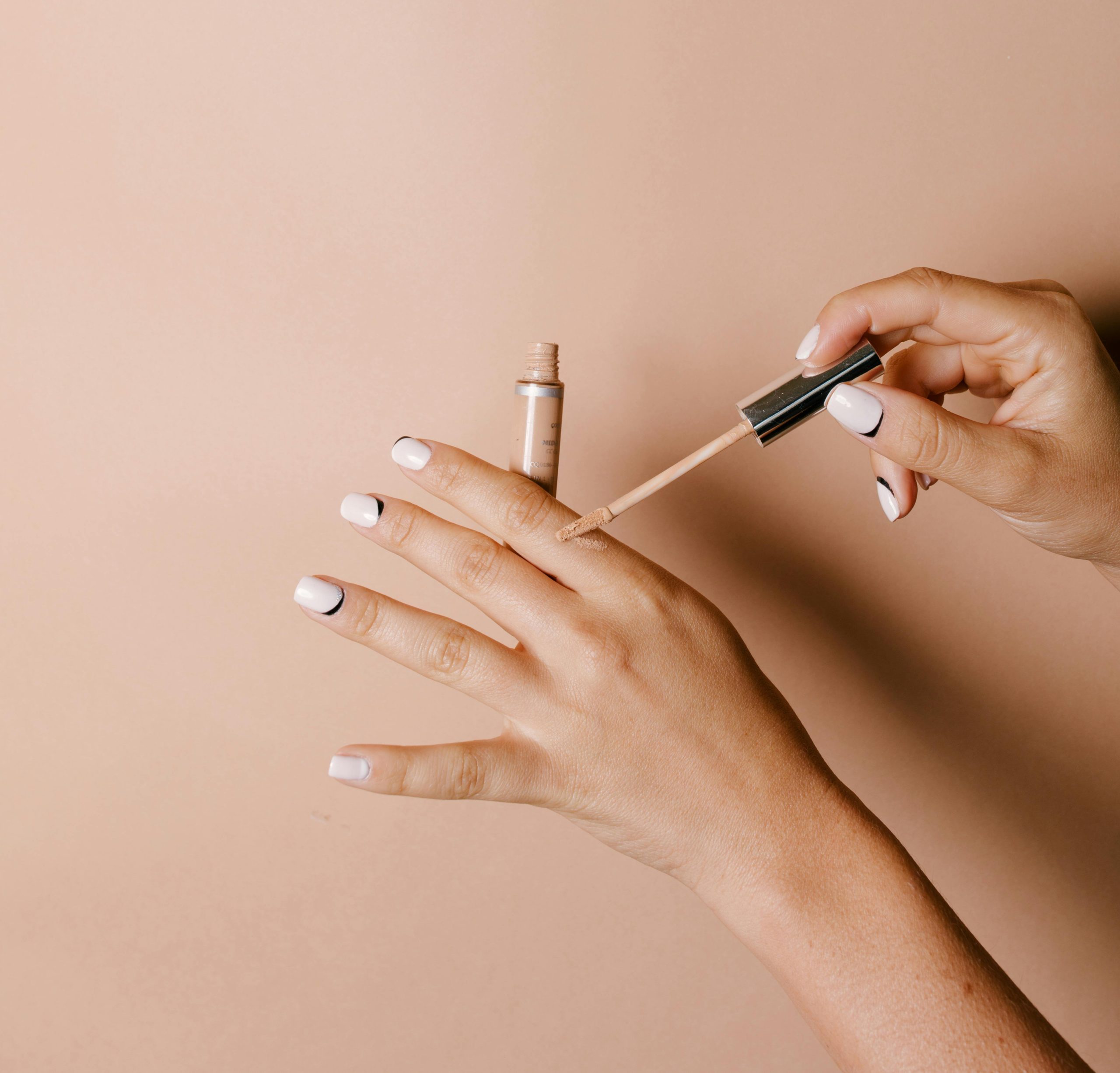 Nail art beige sublimez vos ongles