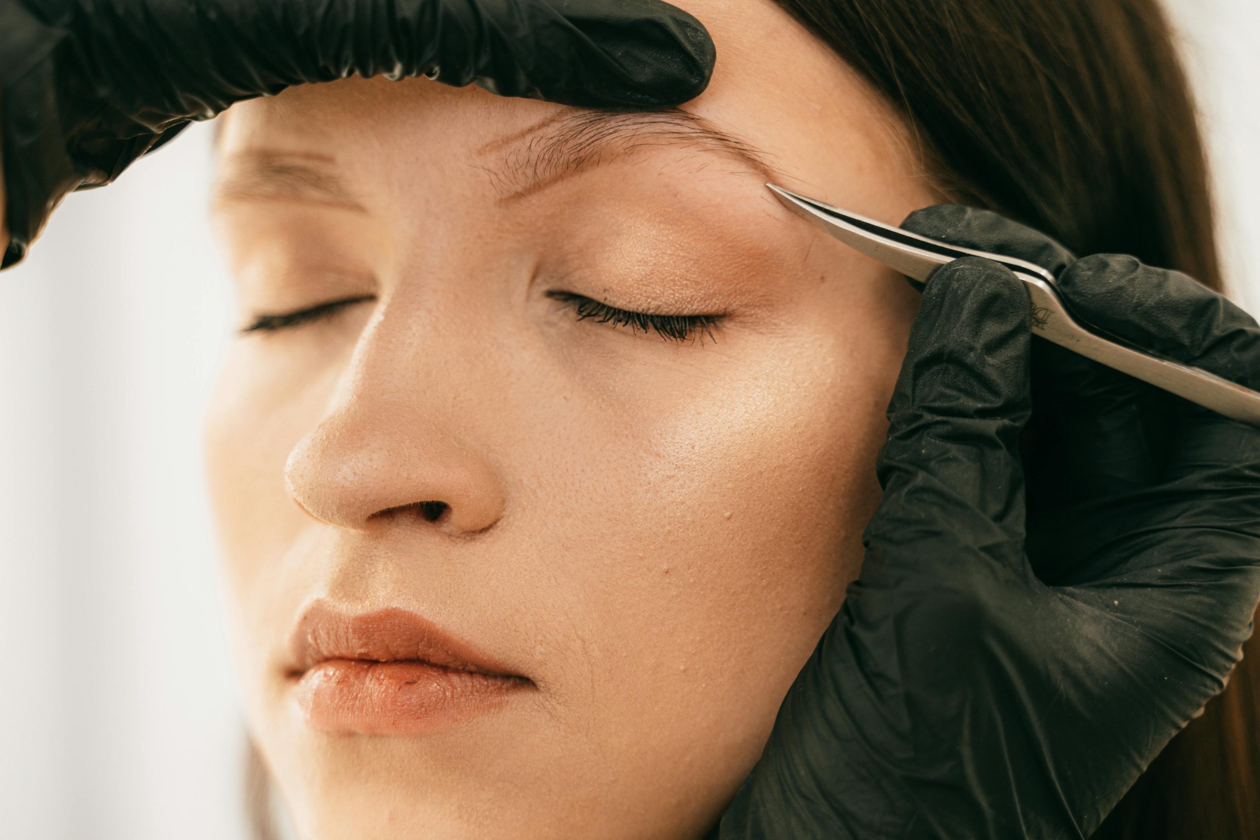 Sourcils parfaits après brow lift sans douleur