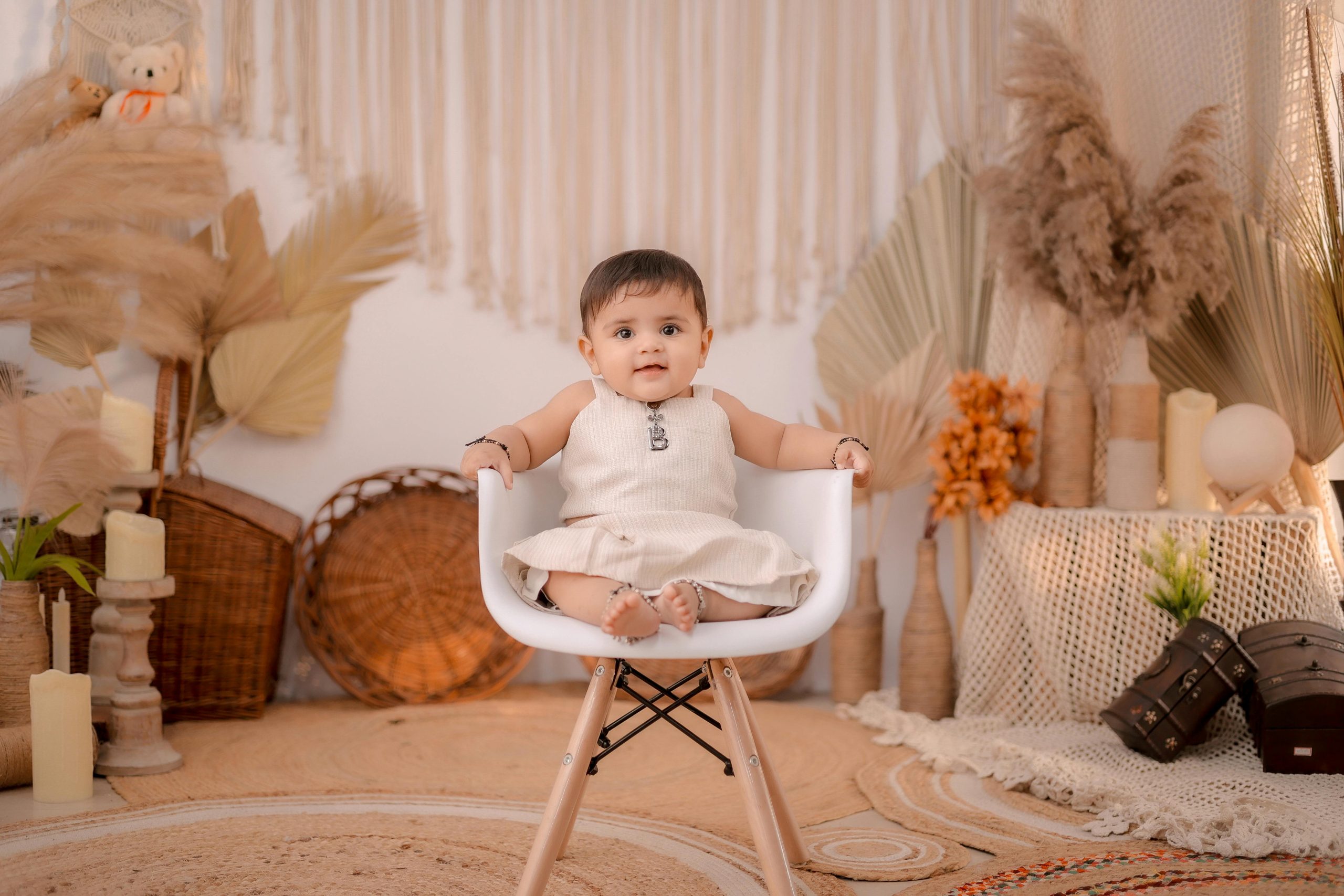 Cocon douillet d'une chambre bébé bohème avec ciel de lit