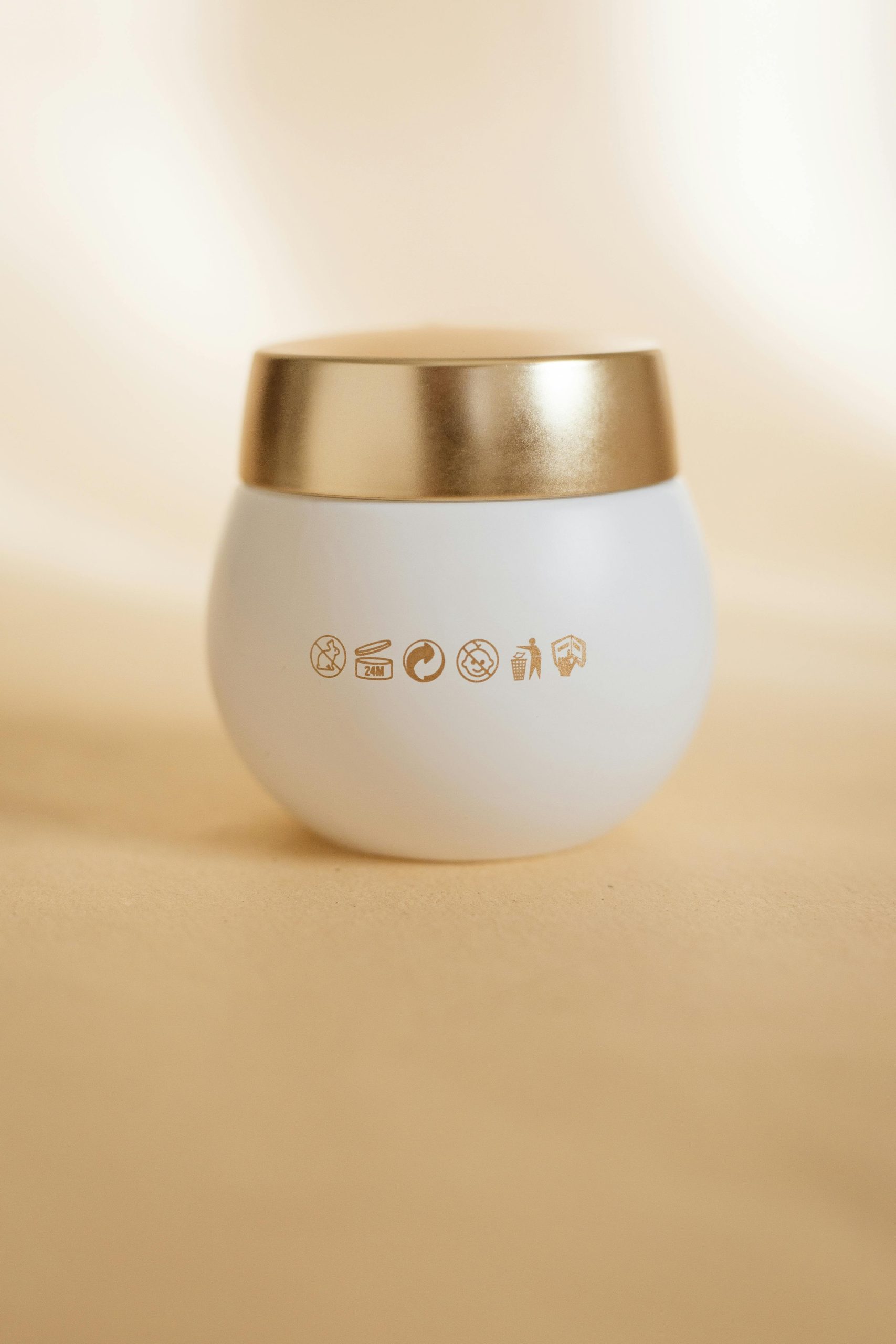 Vérification de la date de péremption d'un cosmétique non ouvert