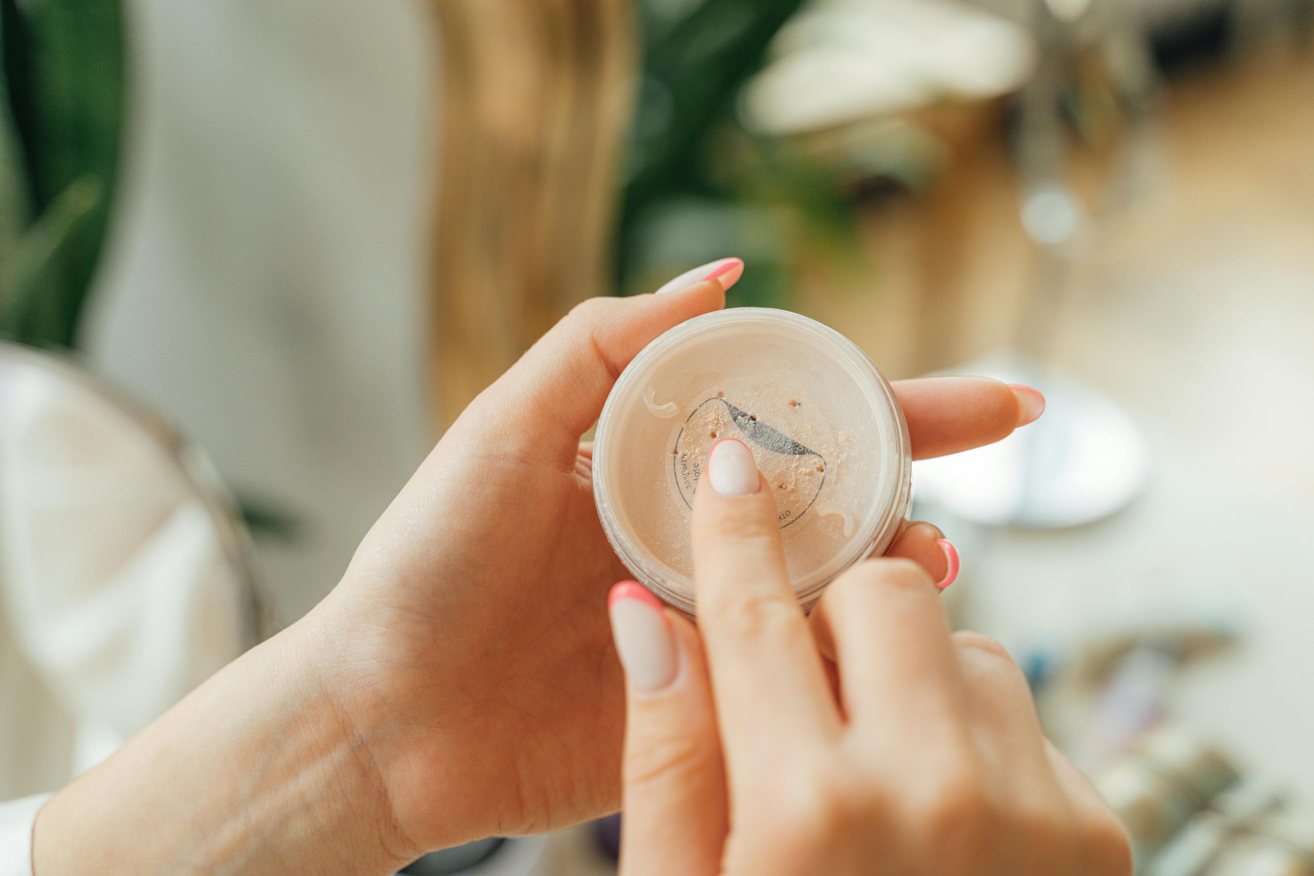 Guide de sécurité pour vérifier la péremption d'un cosmétique non ouvert
