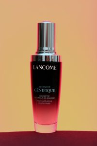 Lancôme Advanced Génifique flacon de sérum sur un fond dégradé. Idéal pour les thèmes de soins de la peau et de beauté. Flacon de sérum Lancôme Advanced Génifique sur fond dégradé. Parfait pour les thèmes de soins et de beauté.