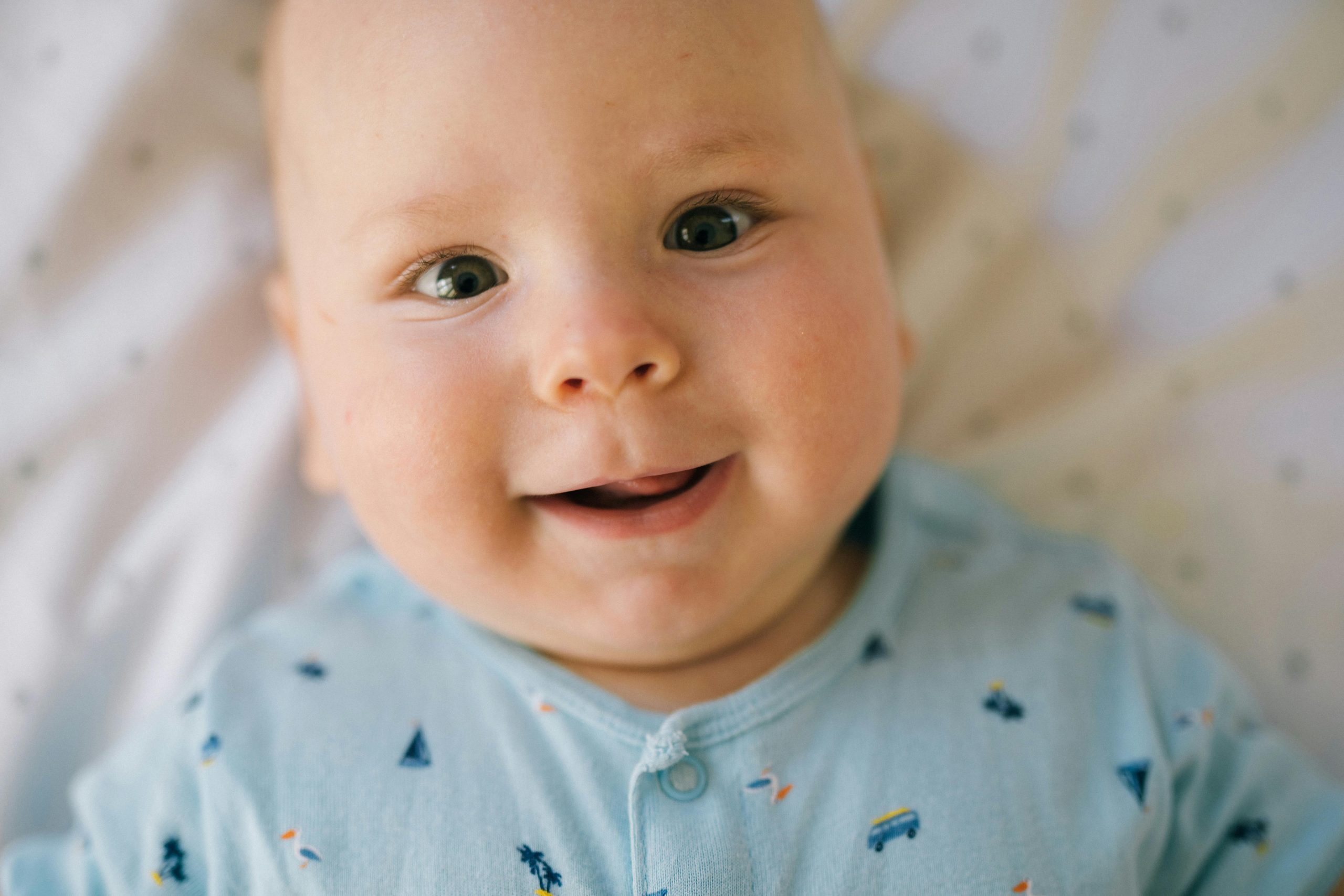 Point blanc gencive bébé causes traitement