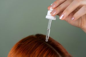 Comment utiliser un soin cheveux à l&rsquo;acide hyaluronique ?