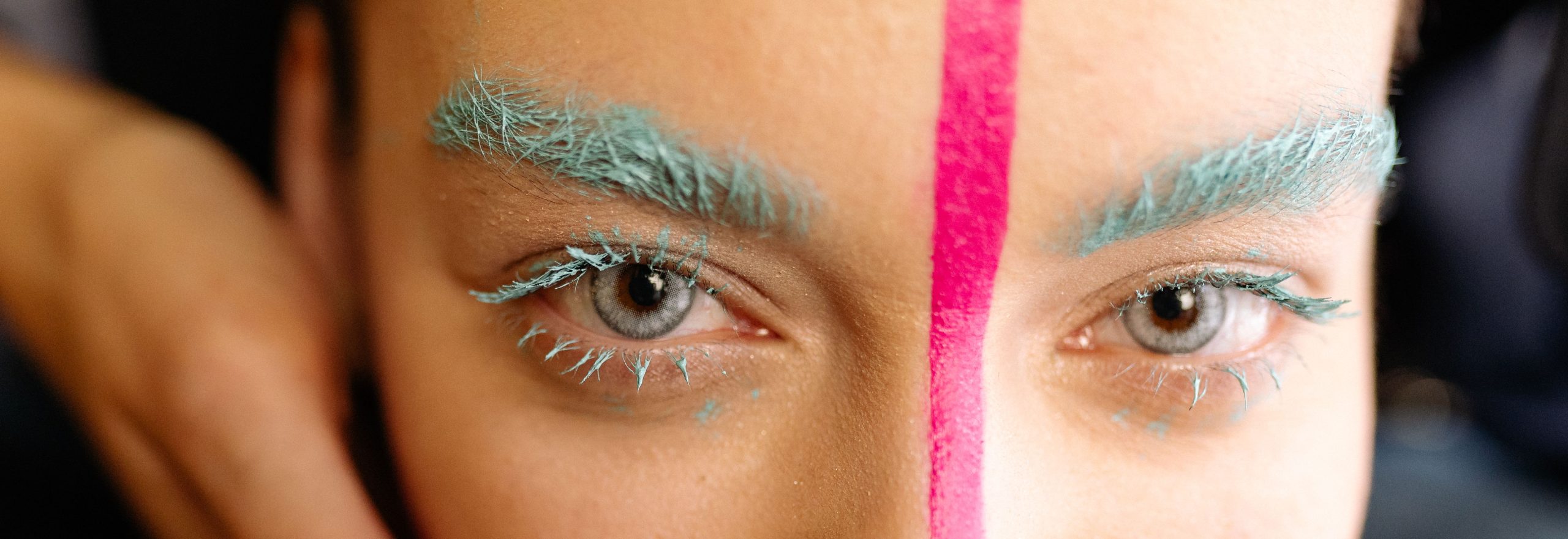 Décolorer les sourcils de manière sécurisée