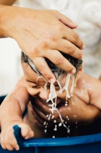 Close-up of a baby getting a shampoo wash in Natal, Brazil, showcasing tender care. Gros plan d'un bébé se faisant laver les cheveux à Natal, au Brésil, mettant en avant des soins tendres.