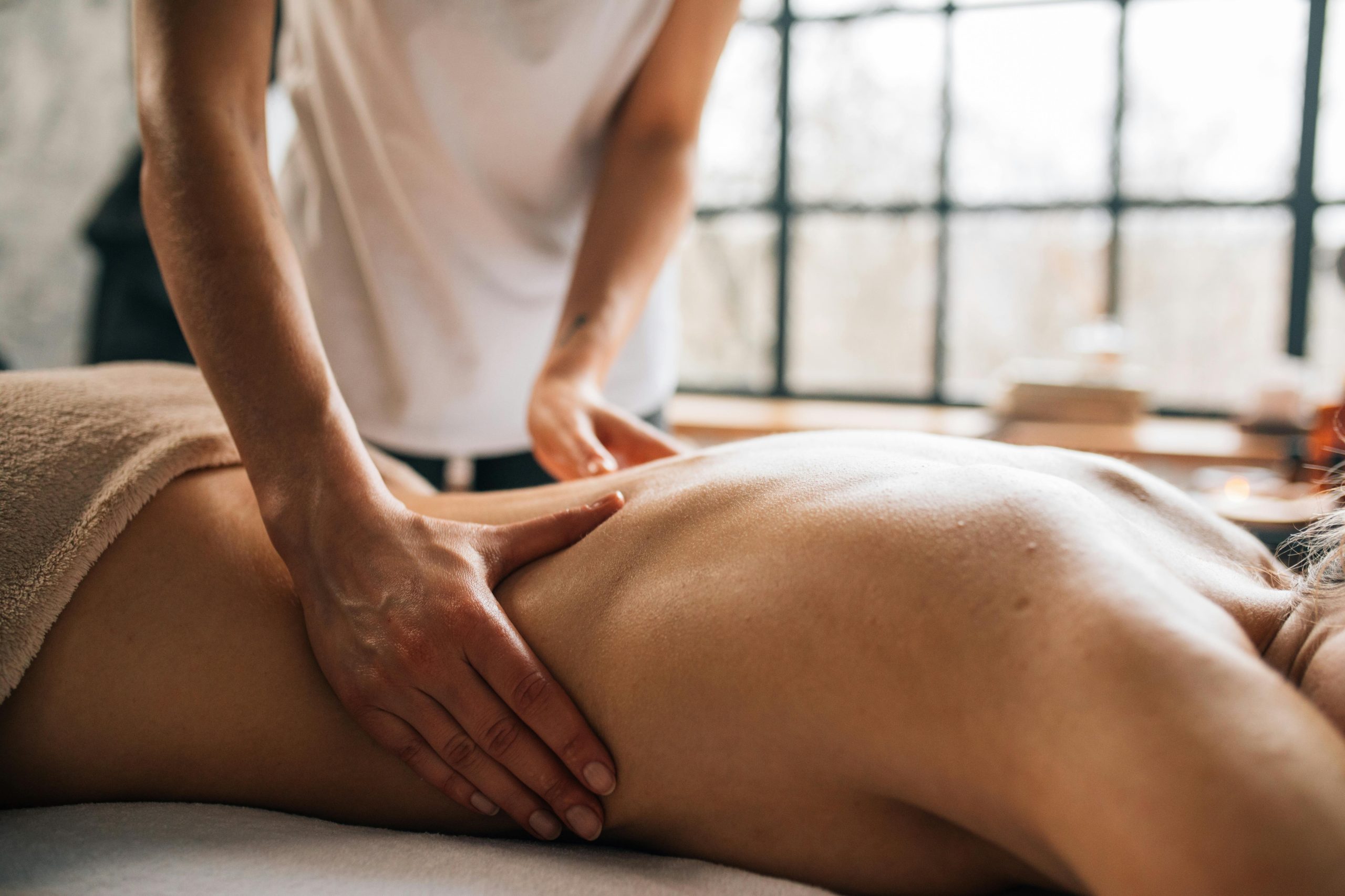 Experience relaxation with a full body massage in a serene indoor spa environment. Profitez d'une relaxation complète avec un massage du corps entier dans un environnement spa intérieur serein.