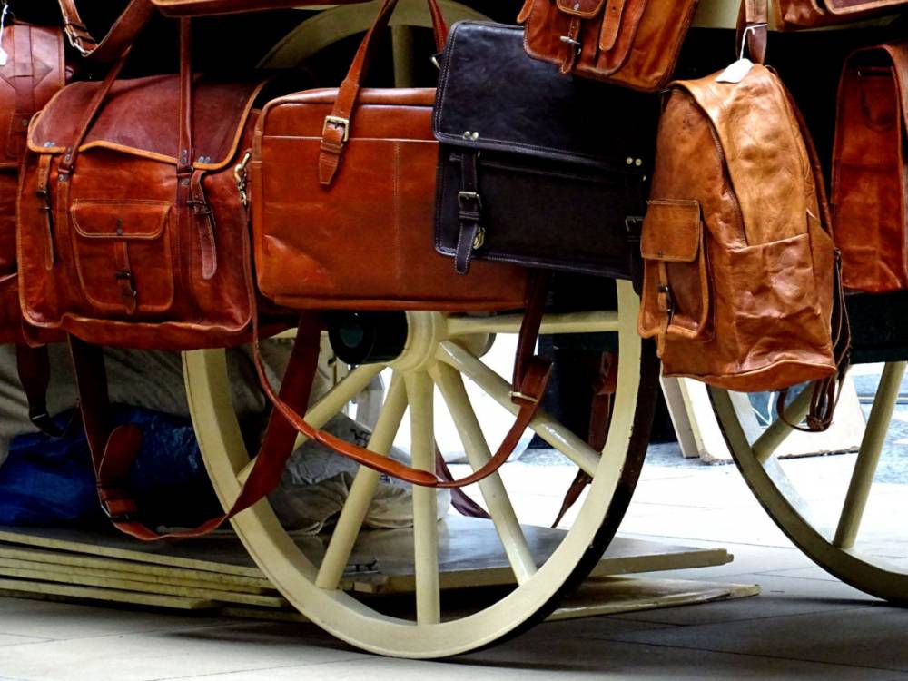 Différents modèles de sacs en cuir présentés côte à côte