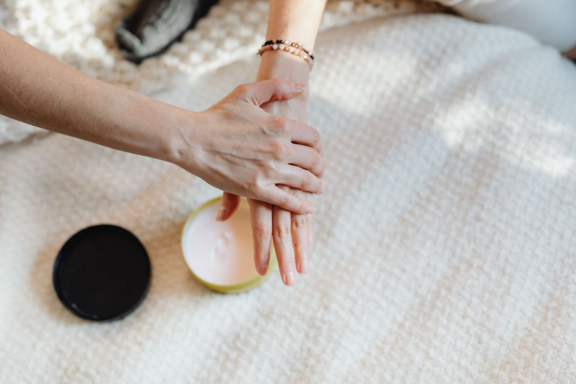 Soin hydratant appliqué sur les mains après un gommage