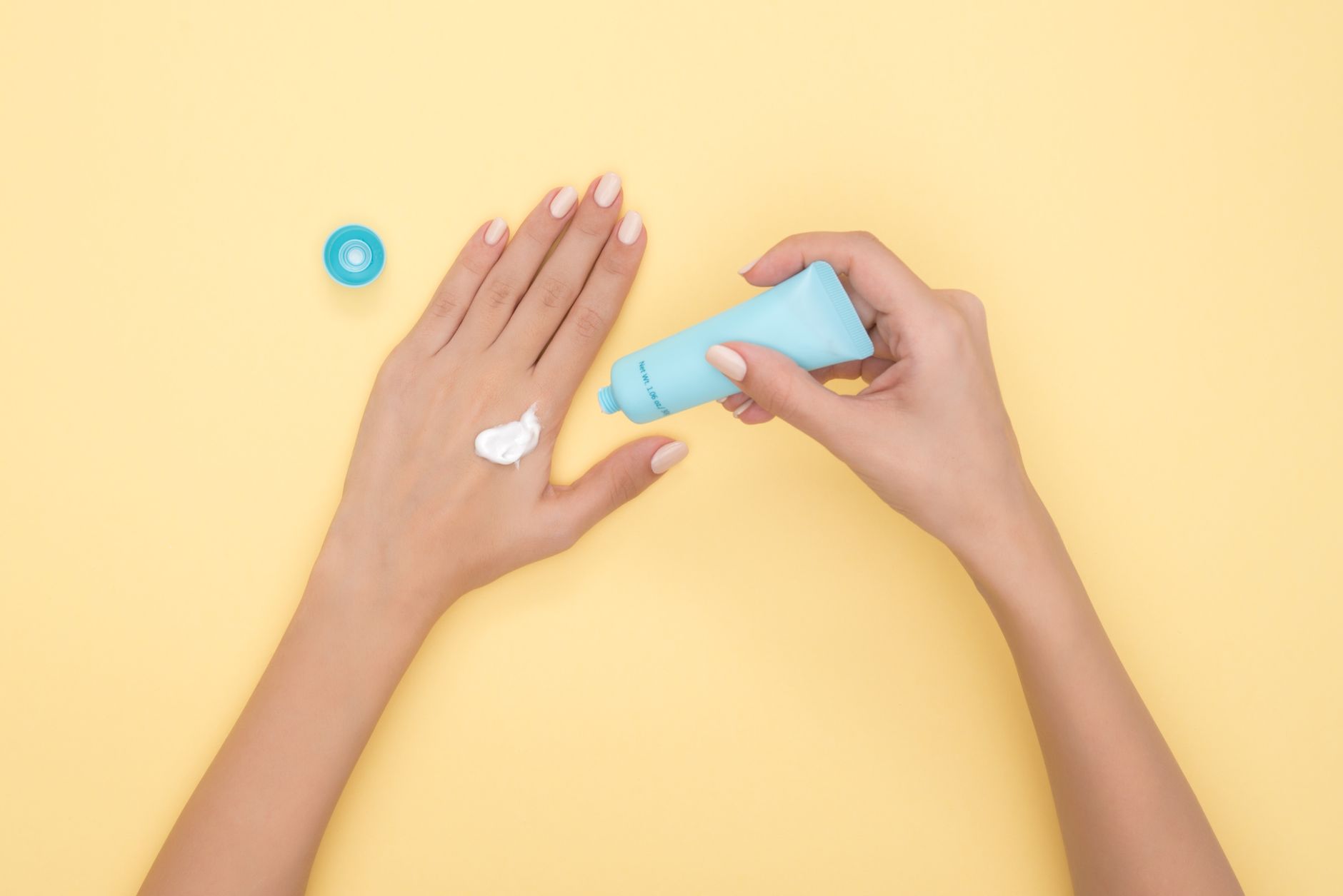 Application d'une crème hydratante sur les mains