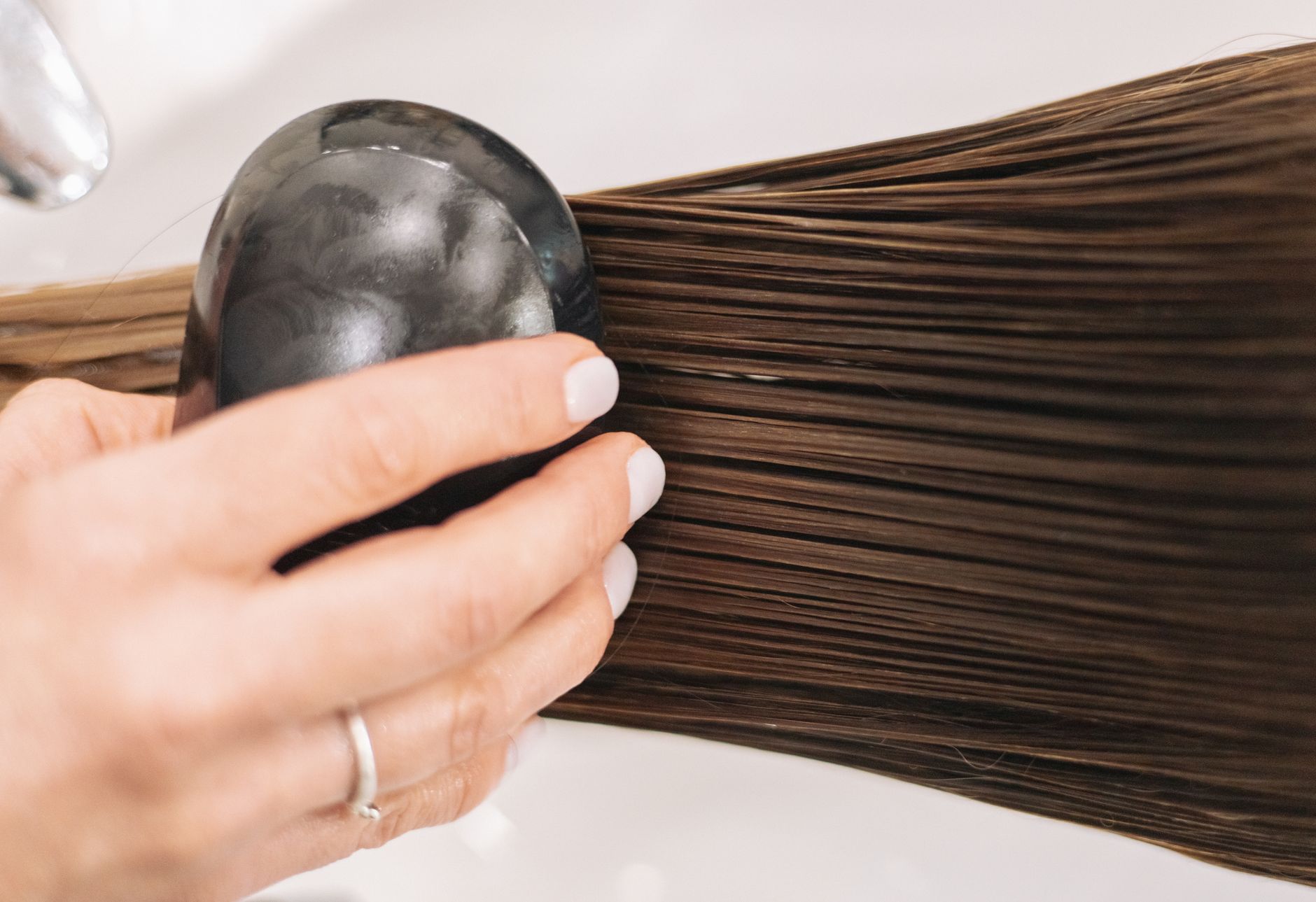 Femme qui brosse ses cheveux longs