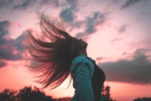 Cheveux qui volent au vent, effet électrique