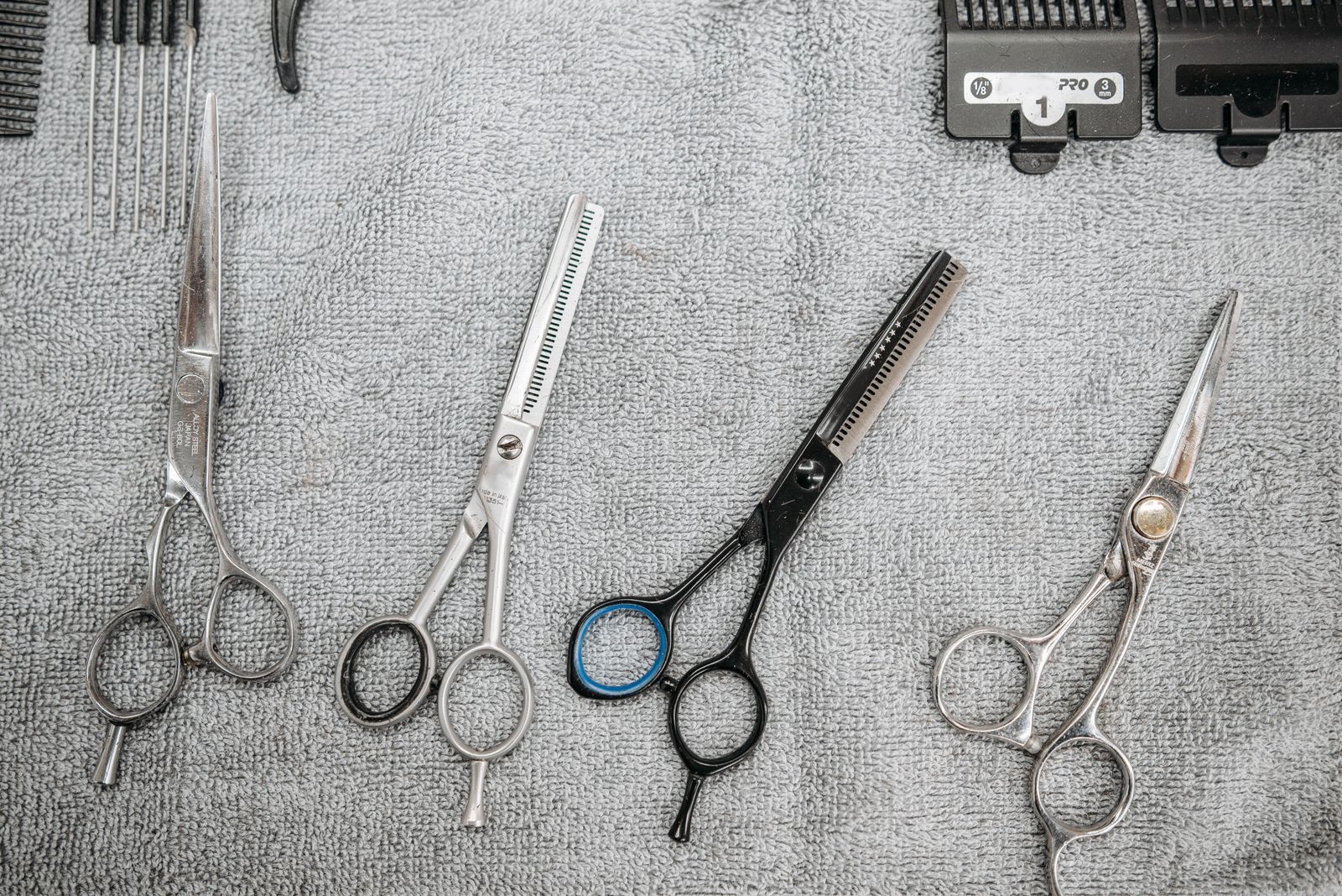 Ciseaux de coiffure professionnels posés sur une serviette