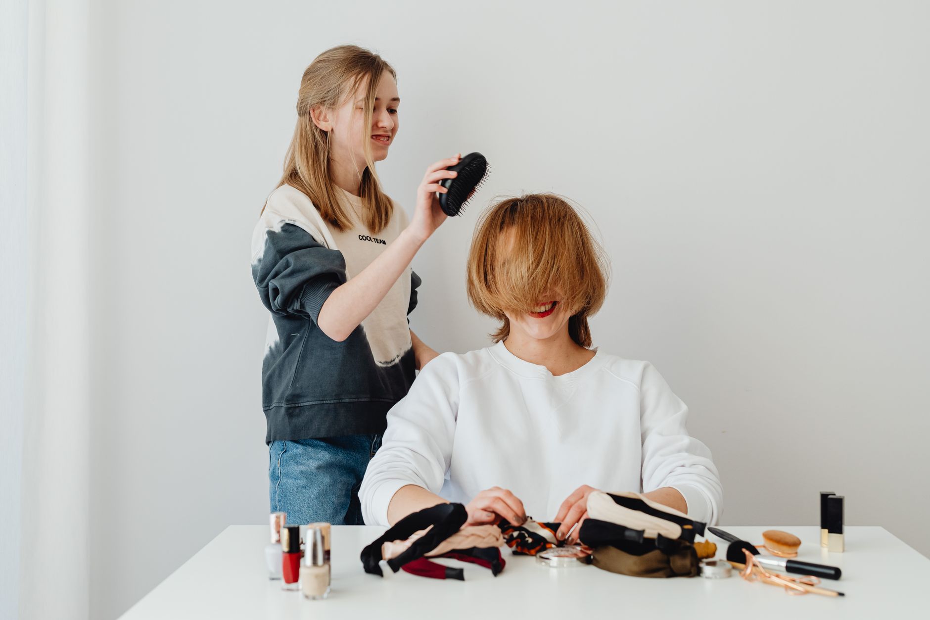 Coiffure soignée entre deux personnes