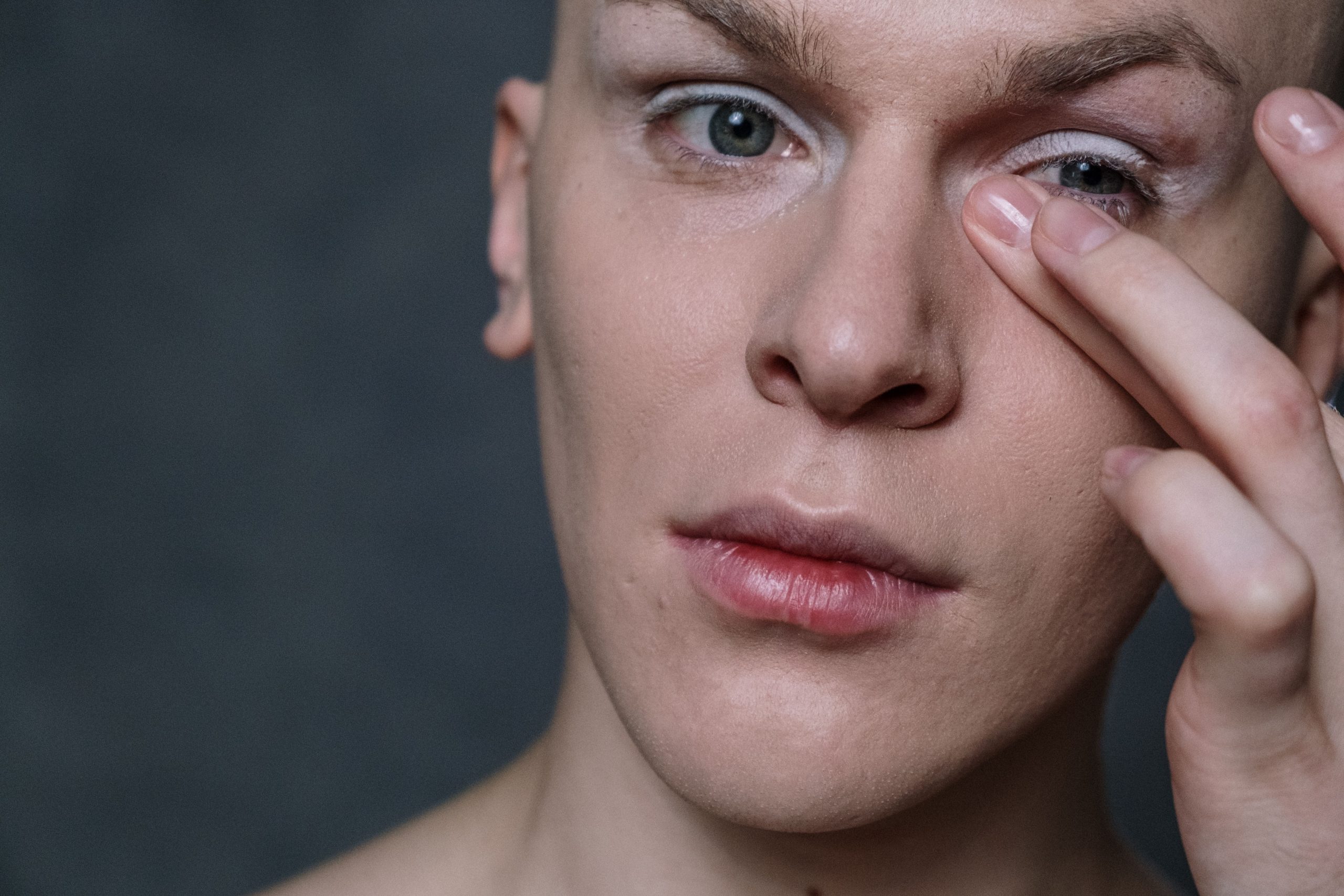 Comment appliquer anti-cerne sans trace