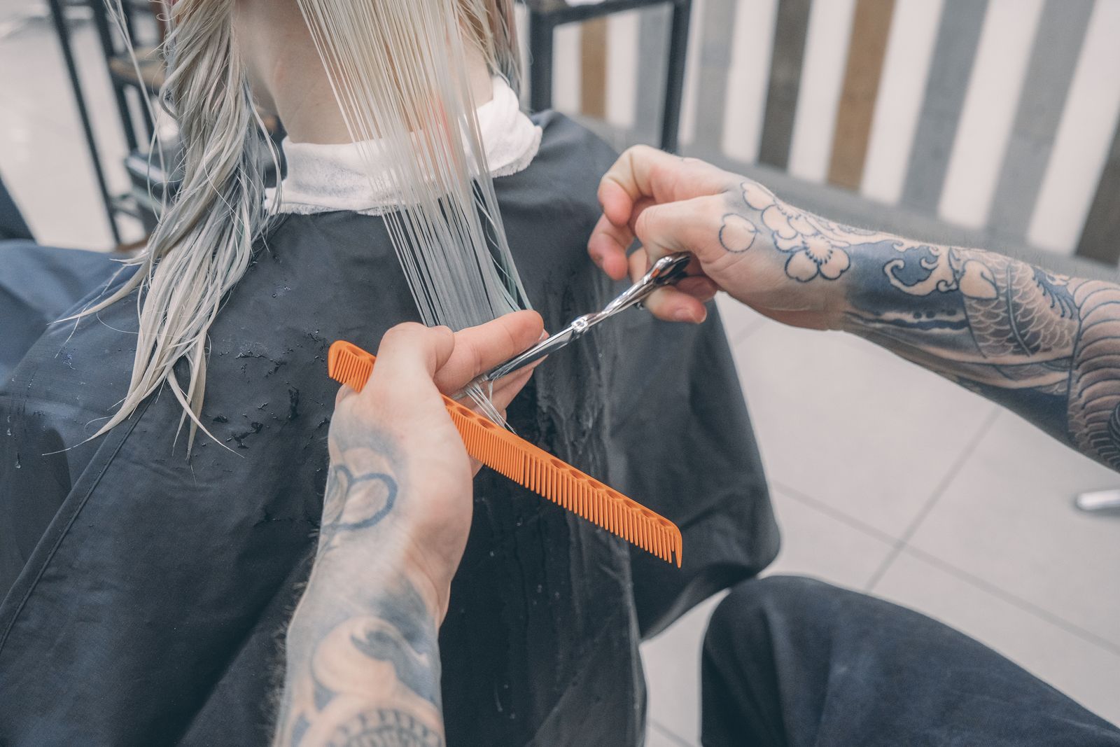 Coupe de précision sur cheveux mouillés dans un salon