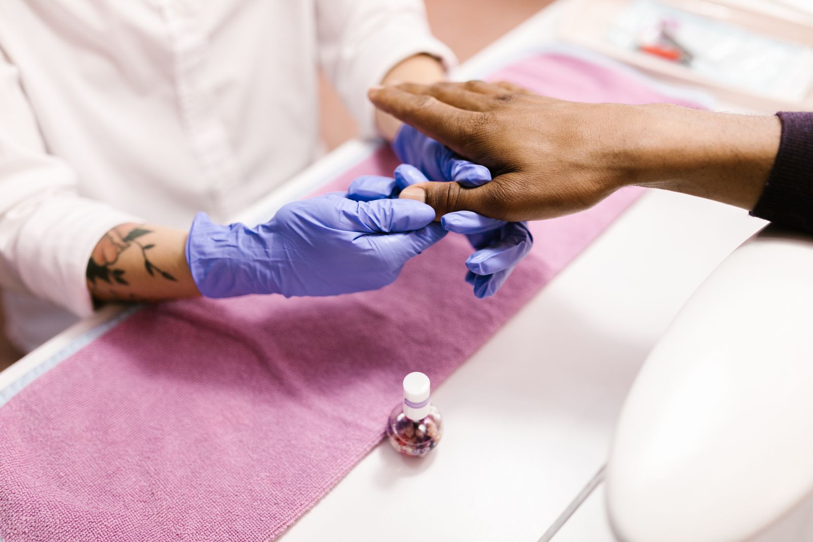 mains soignees avec ongles courts et nets