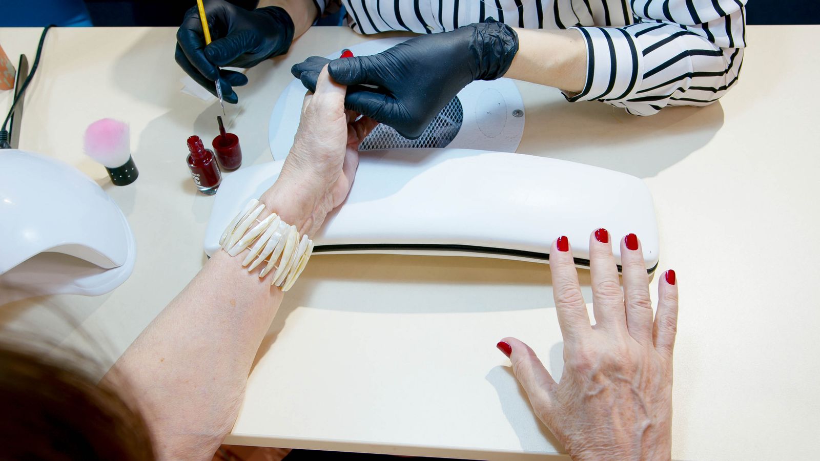 application de vernis durcisseur sur les ongles