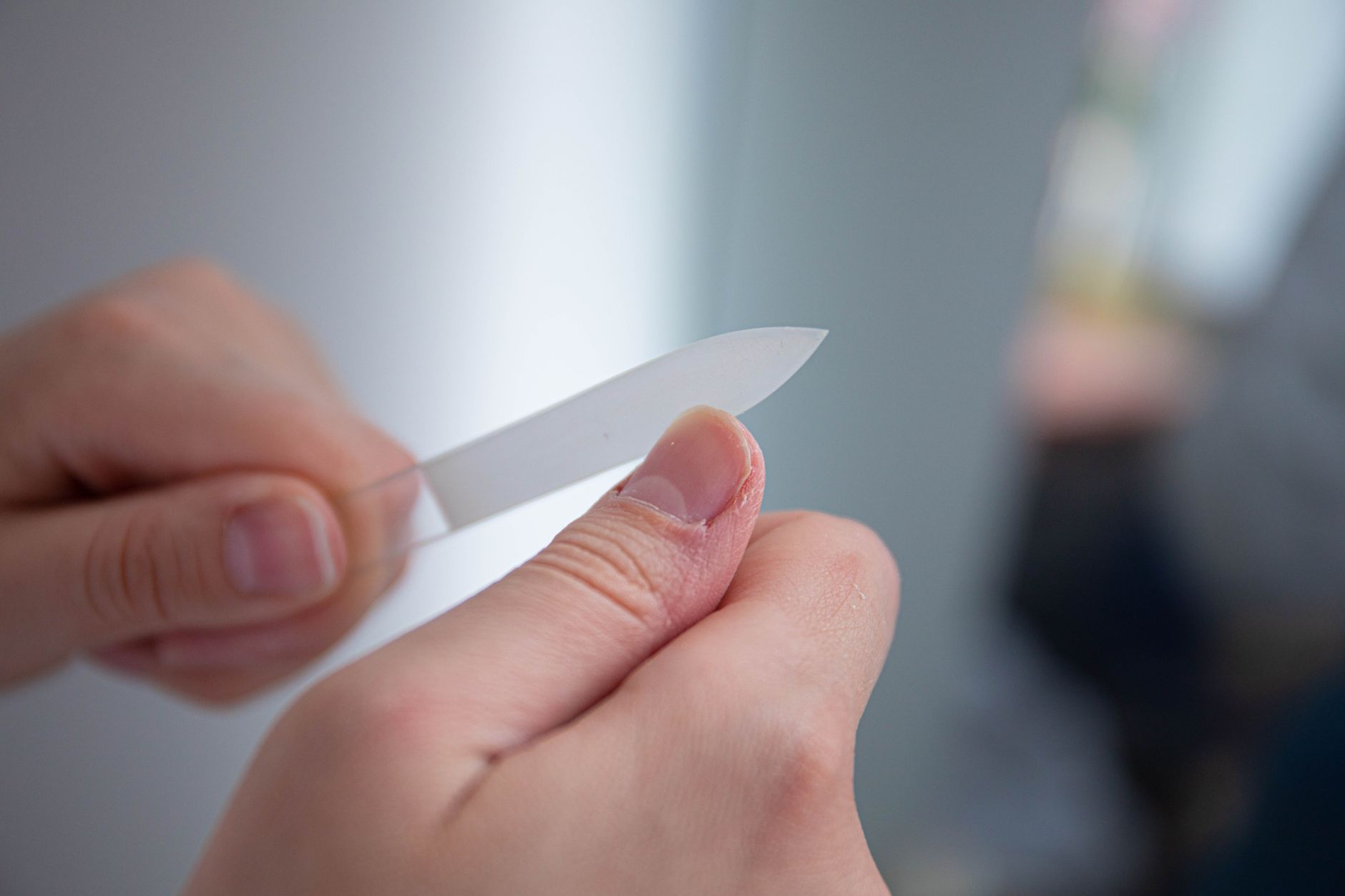 Personne se limant les ongles avec attention