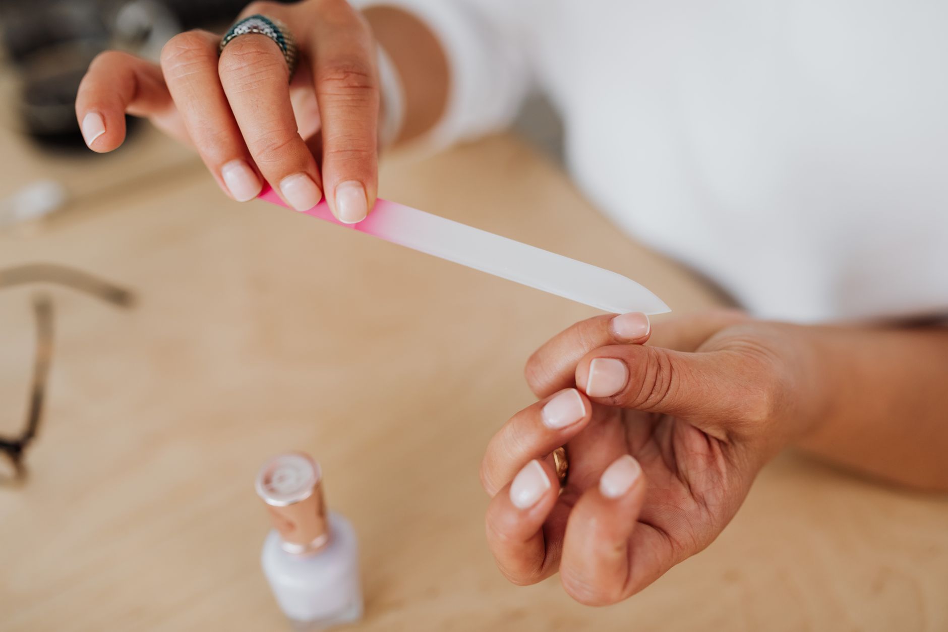 Mains limées près d un flacon de vernis