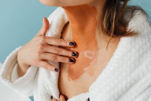 Application d'un masque apaisant sur la peau du cou