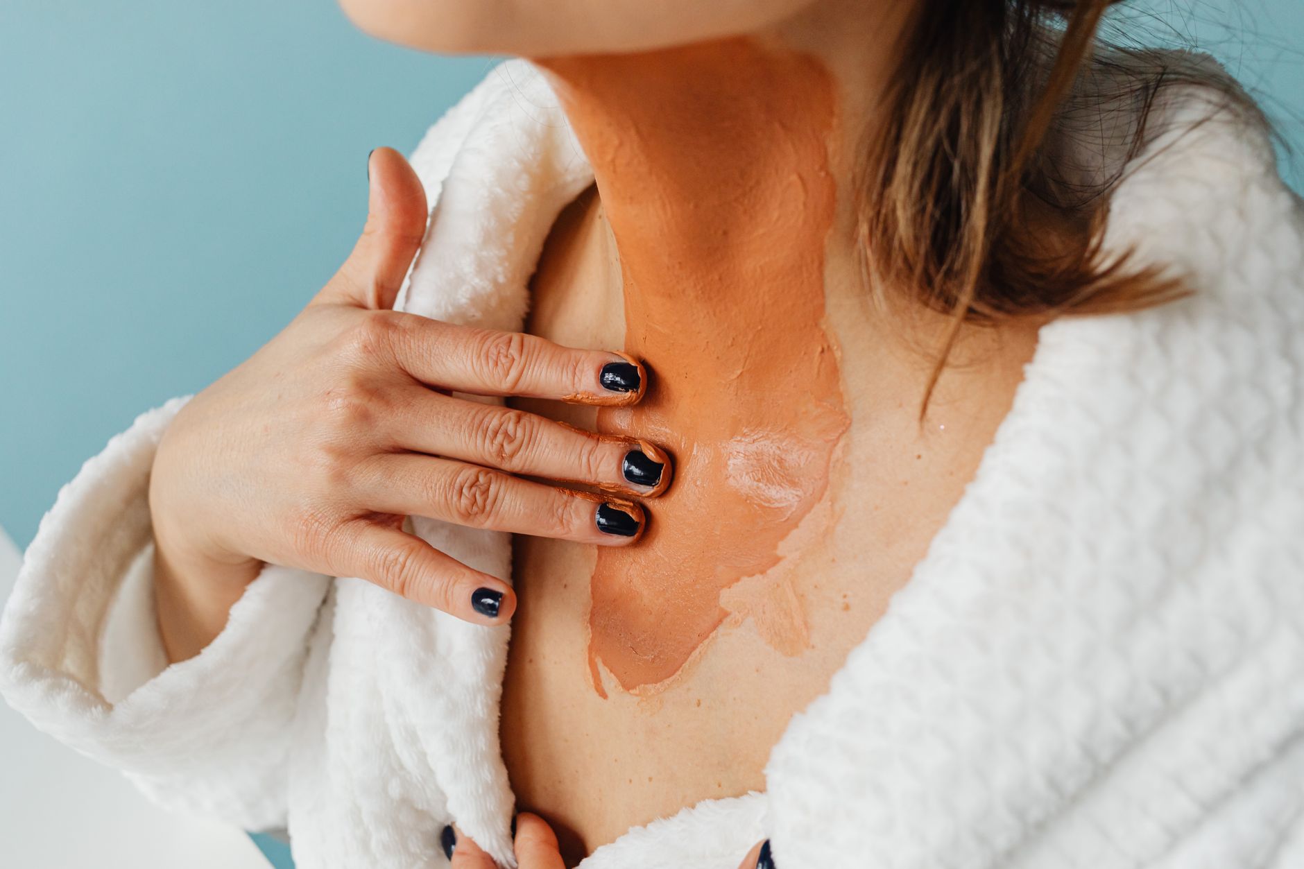 Application d'un masque apaisant sur la peau du cou
