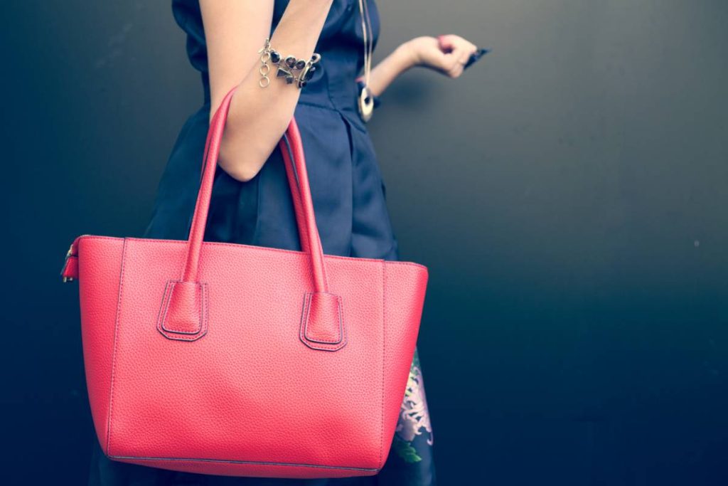 Quel sac en cuir femme choisir pour traverser les tendances