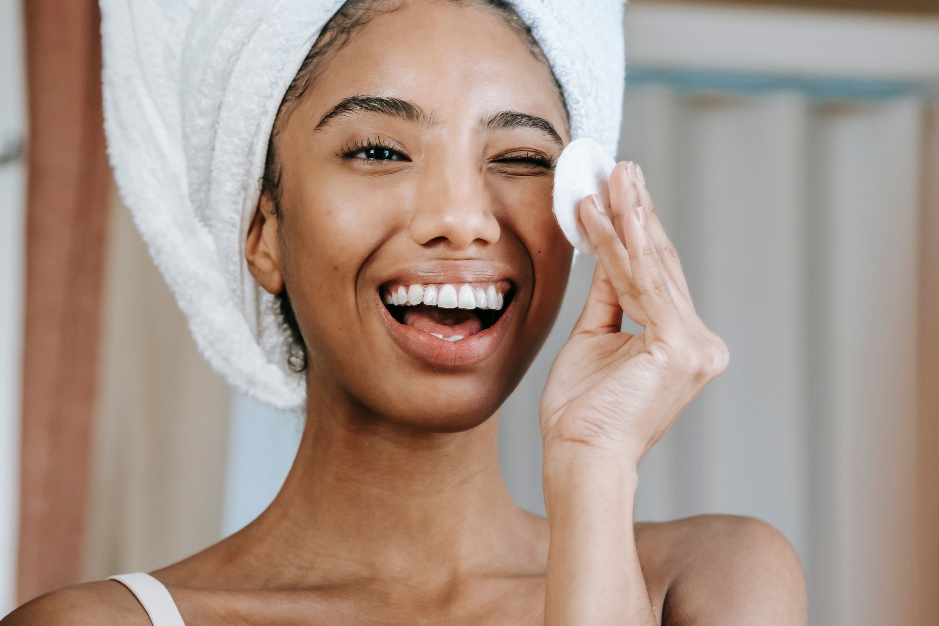 Nettoyage du visage au coton le matin