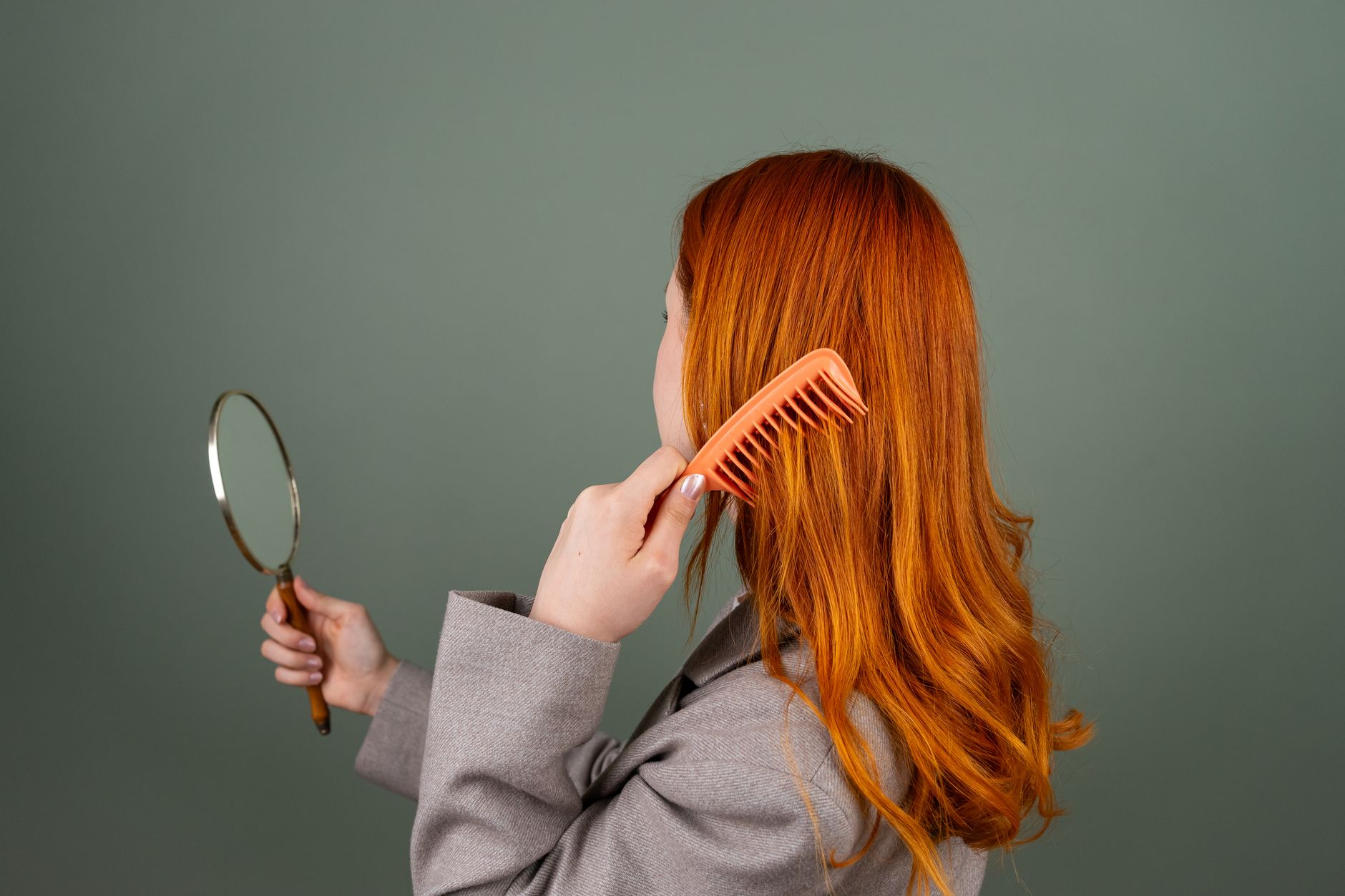 Peigne utilisé sur une chevelure rousse