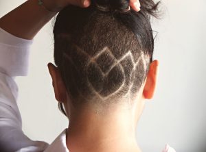 Cheveux courts et cuir chevelu degage