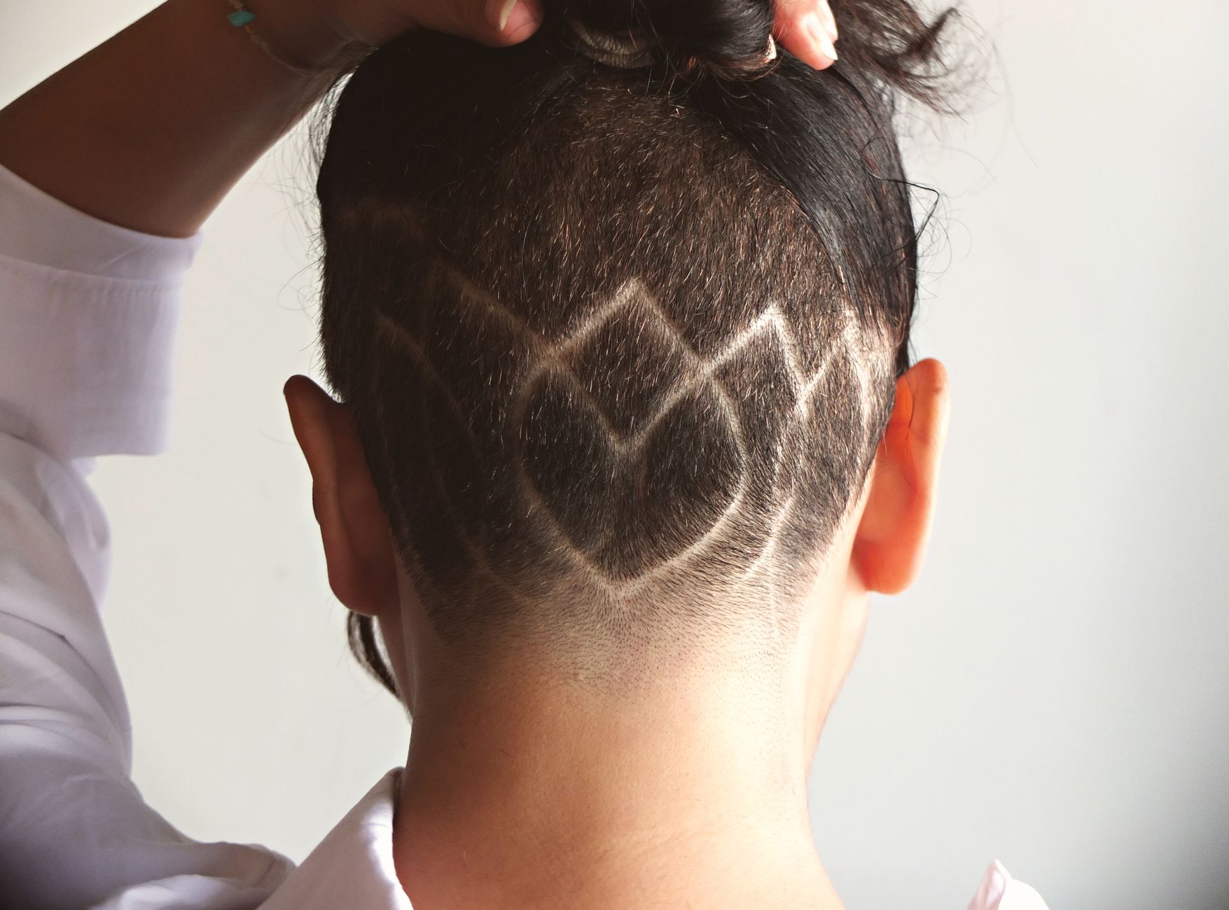 Cheveux courts et cuir chevelu degage