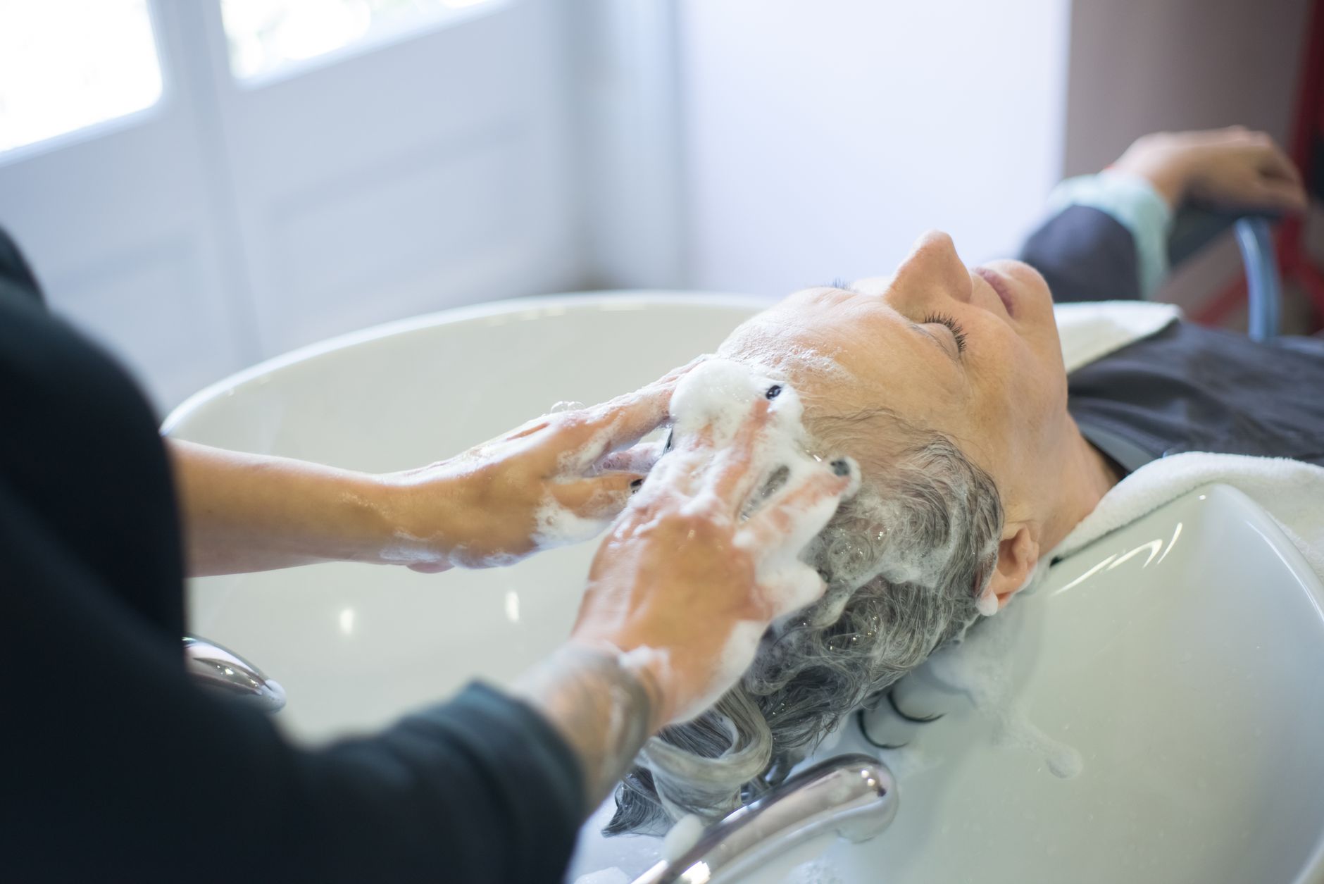Lavage des cheveux avec de la mousse