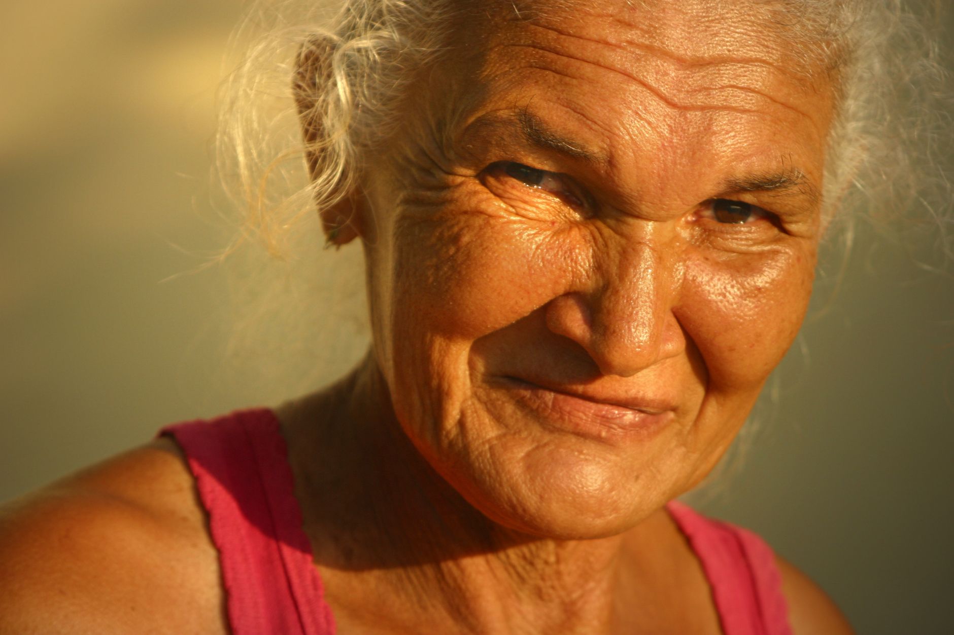 Portrait d’une femme senior au sourire chaleureux