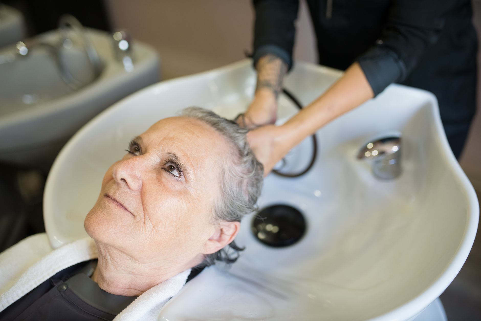 Rinçage des cheveux après un shampoing purifiant en salon