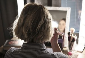 Rituel beauté quotidien devant un miroir