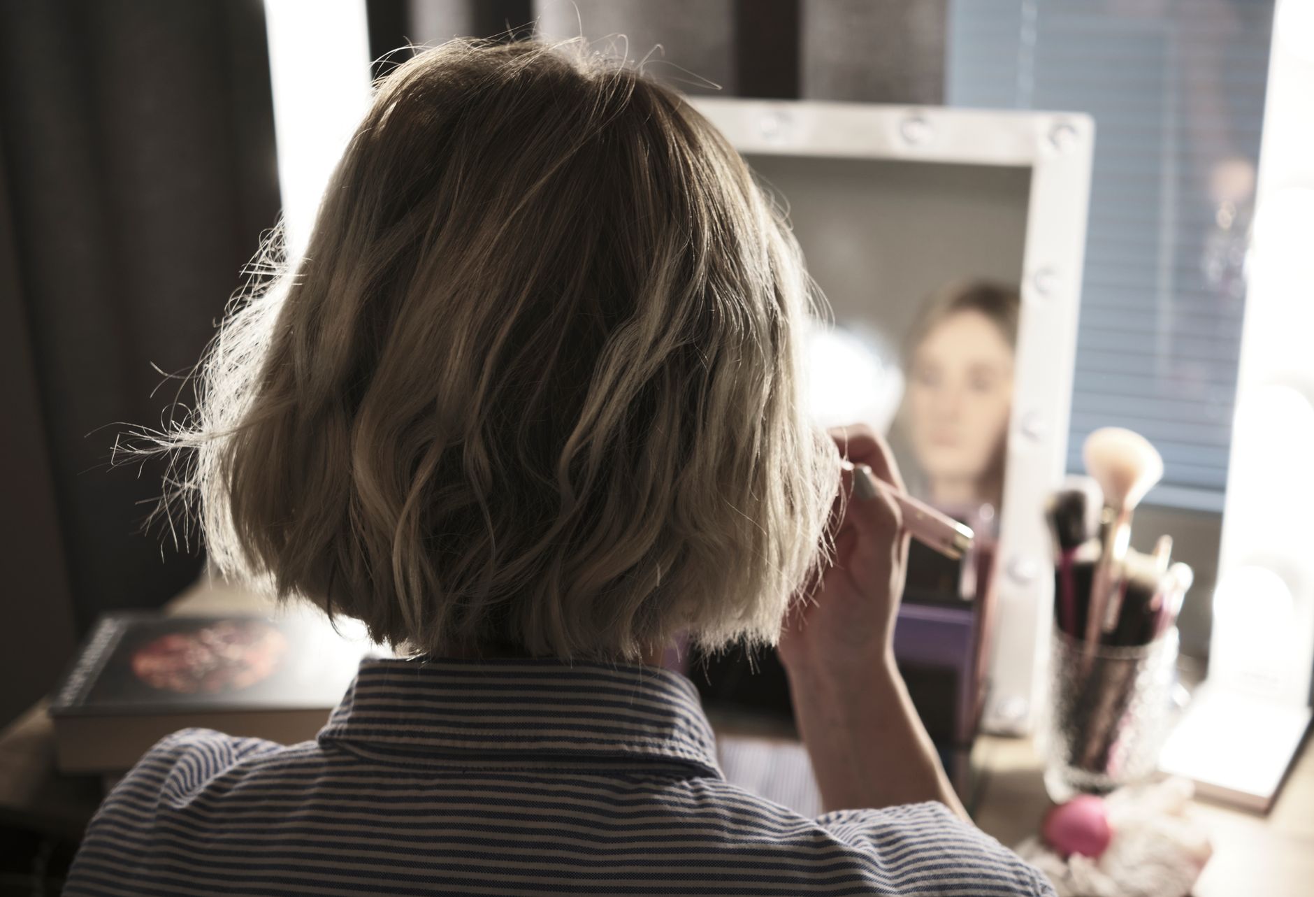 Rituel beauté quotidien devant un miroir
