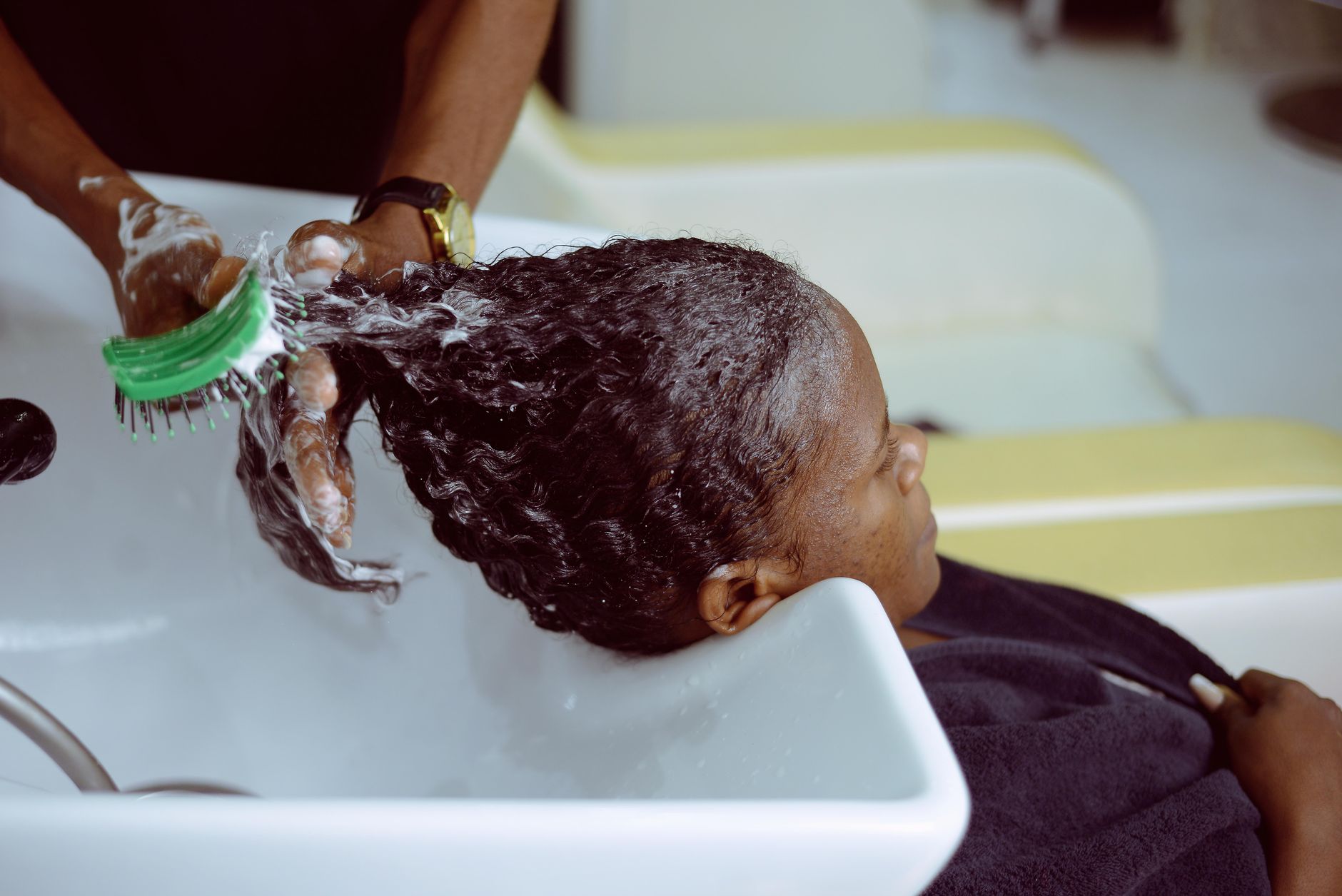 Mousse de shampoing lors d un soin capillaire