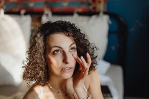 Soin du visage le matin en chambre lumineuse