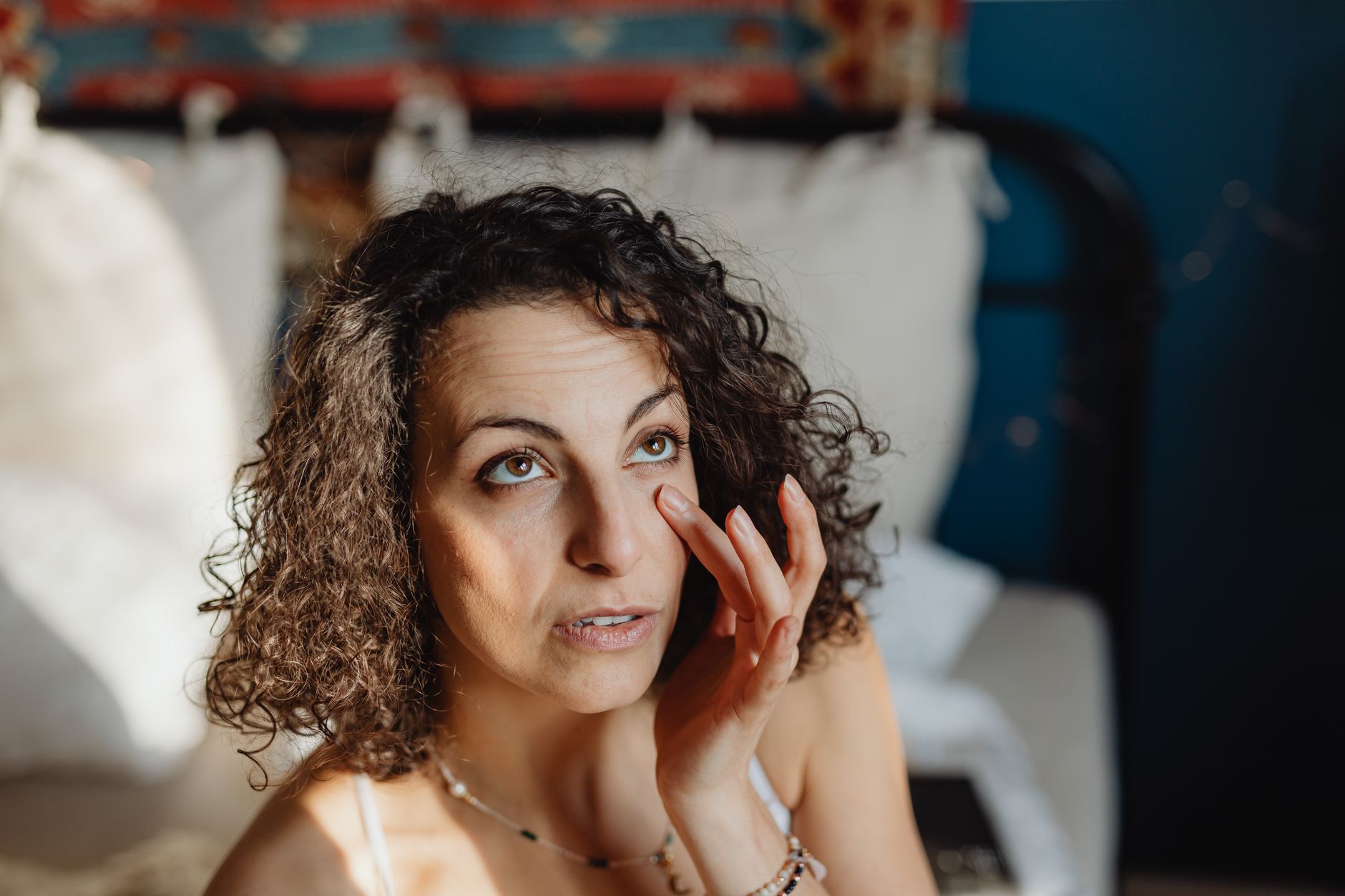 Soin du visage le matin en chambre lumineuse