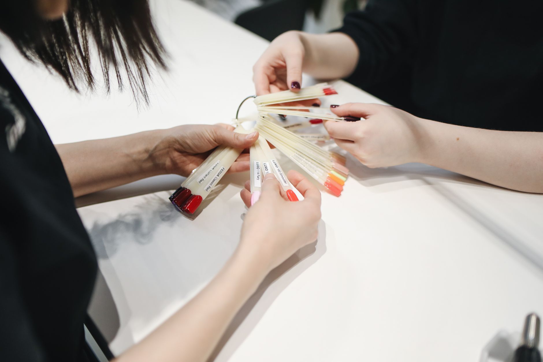 Choix de nuances de vernis semi-permanent en institut