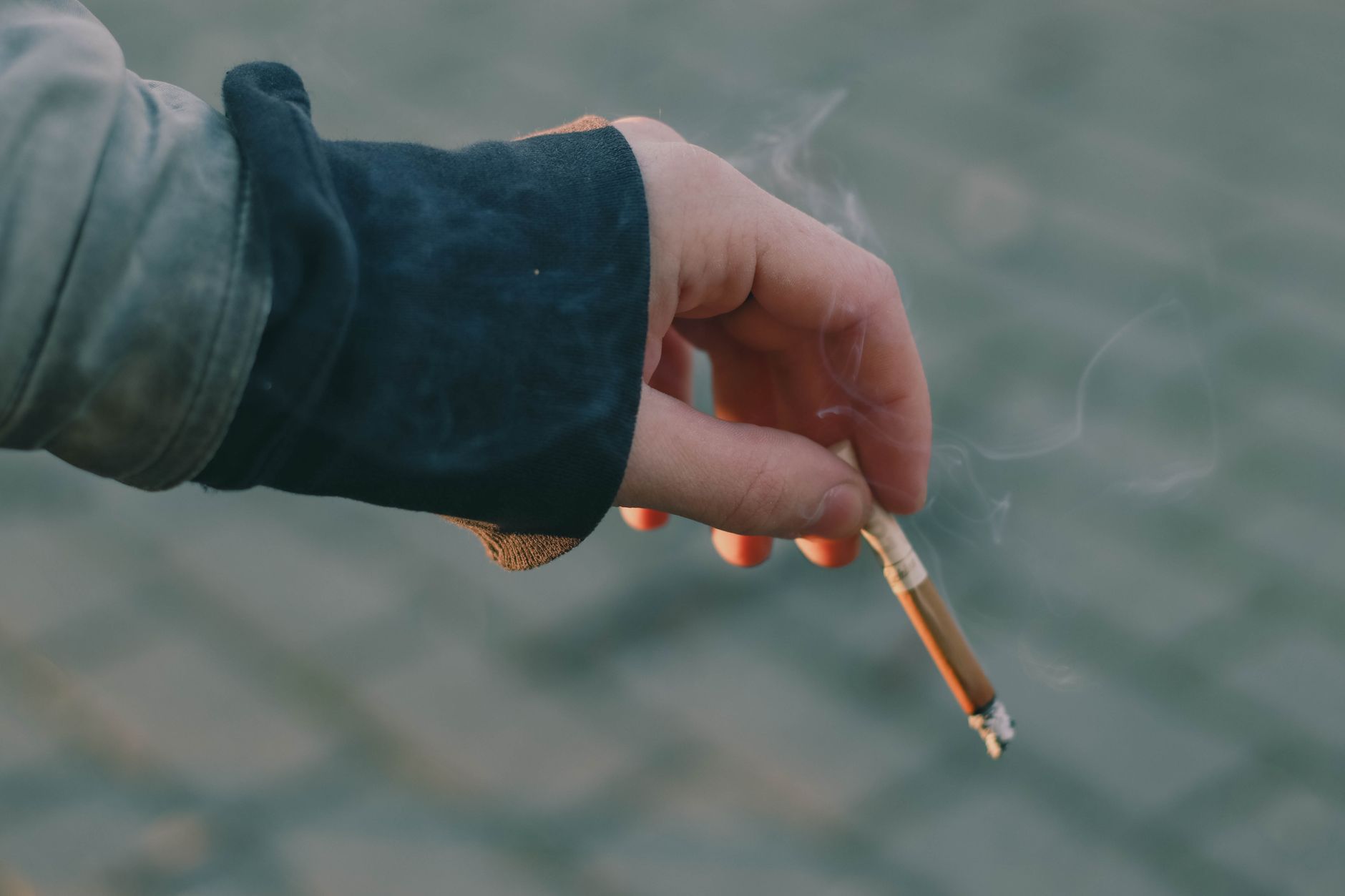 Main tenant une cigarette à l’origine du jaunissement