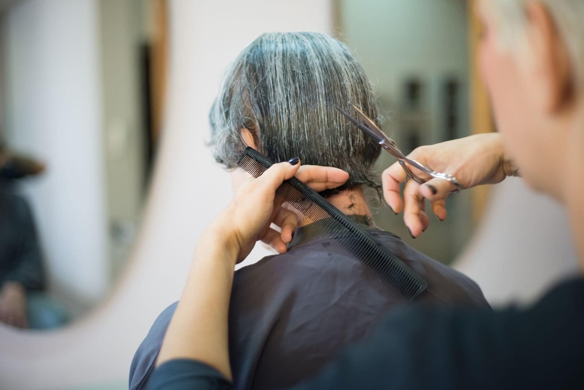 Cliente en salon de coiffure pendant une coupe mi-longue