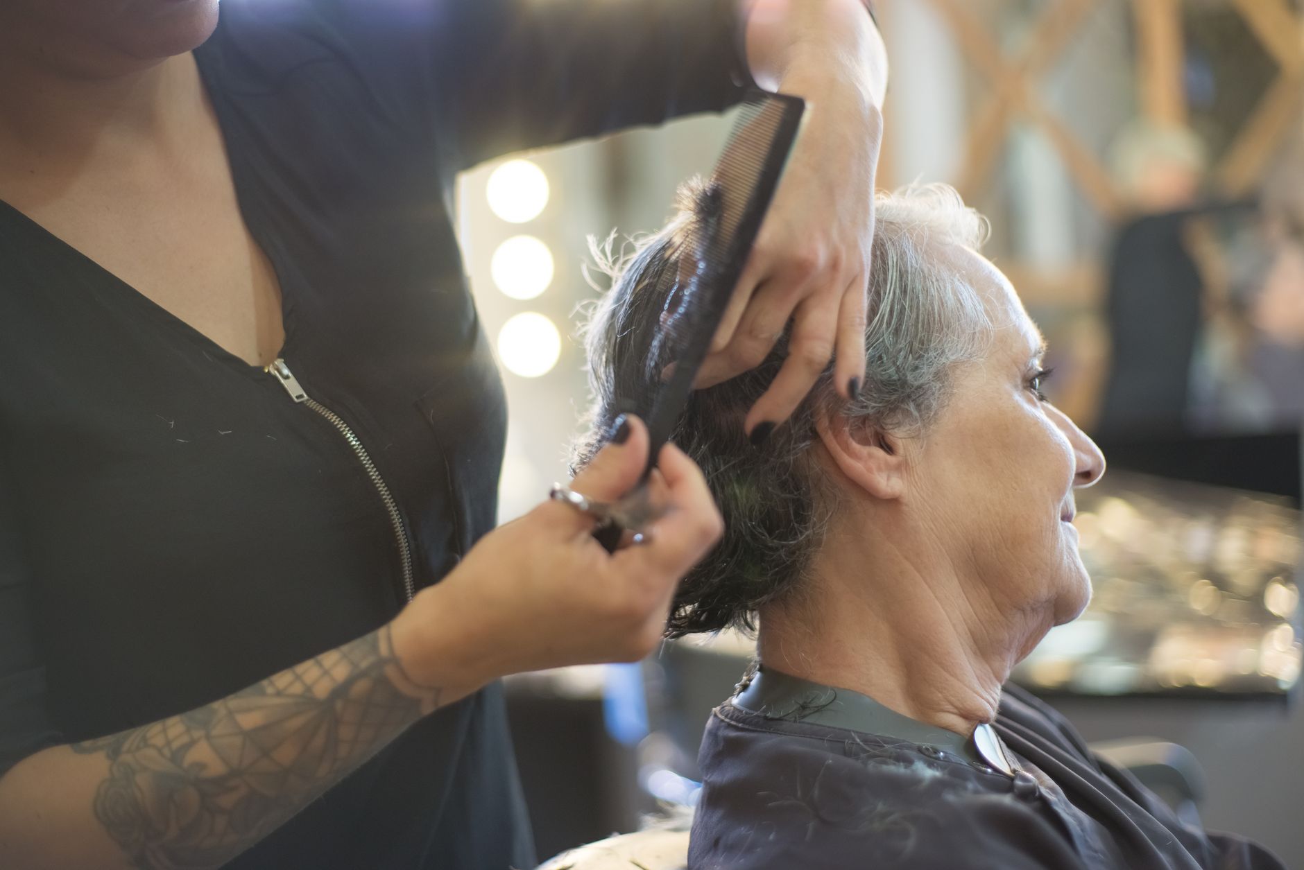 Coupe de cheveux réalisée en salon de coiffure