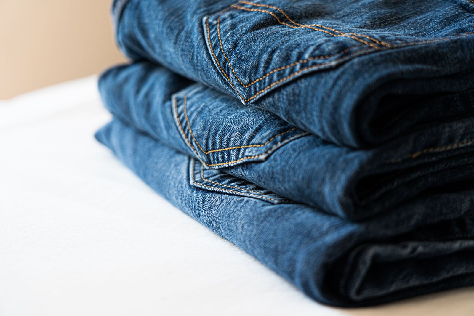 Pile de jeans en denim pliés