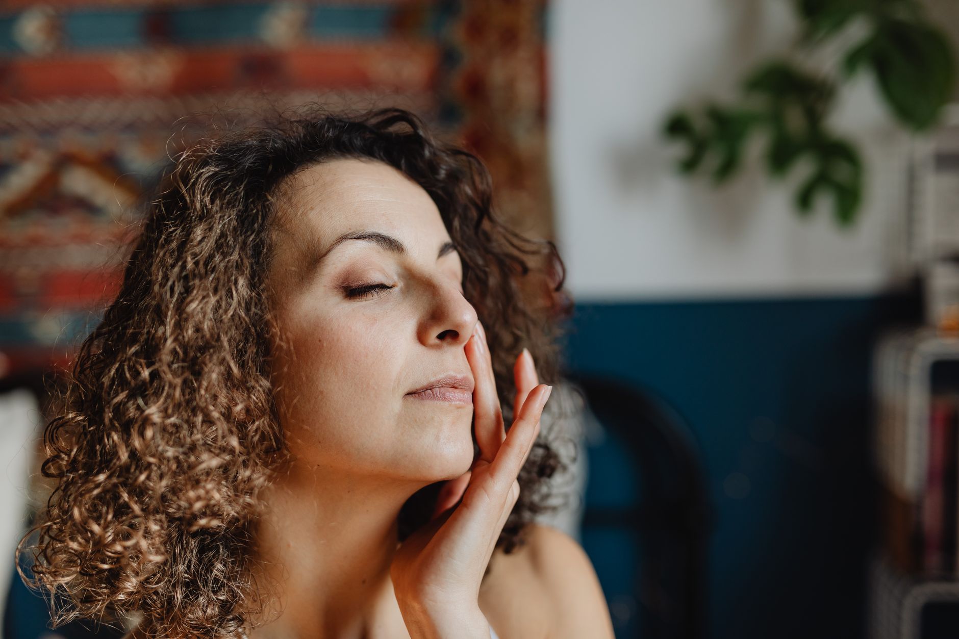 Femme aux cheveux bouclés profitant d'une routine de soin