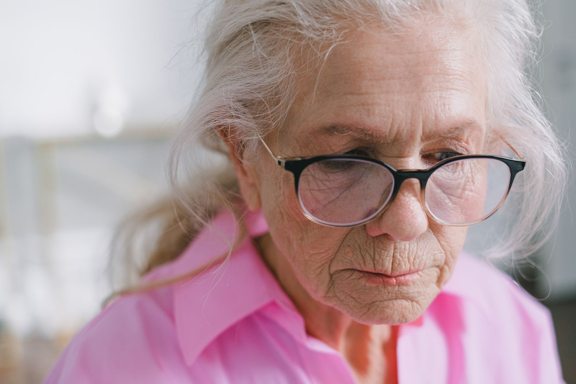 Femme portant des lunettes de vue en gros plan